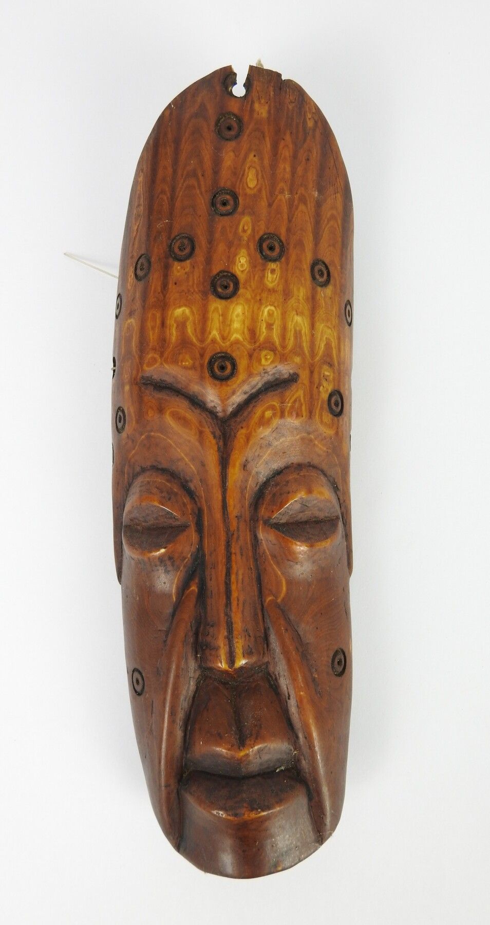 Null LEGA DRC: BWAMI创始协会的微型等级面具。男人的脸上有皱纹，额头上打着同心圆。带铜锈的骨雕。高度：19.5厘米。