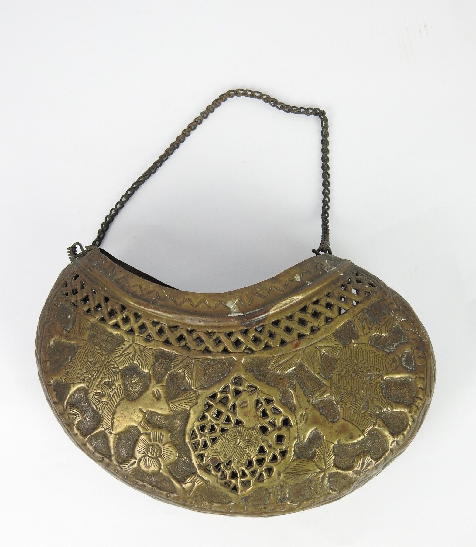 Null 伊朗。

卡什库尔苦行僧的珠子，用镀锡铜装饰，上面有动物形象。

尺寸：19x12.5厘米。