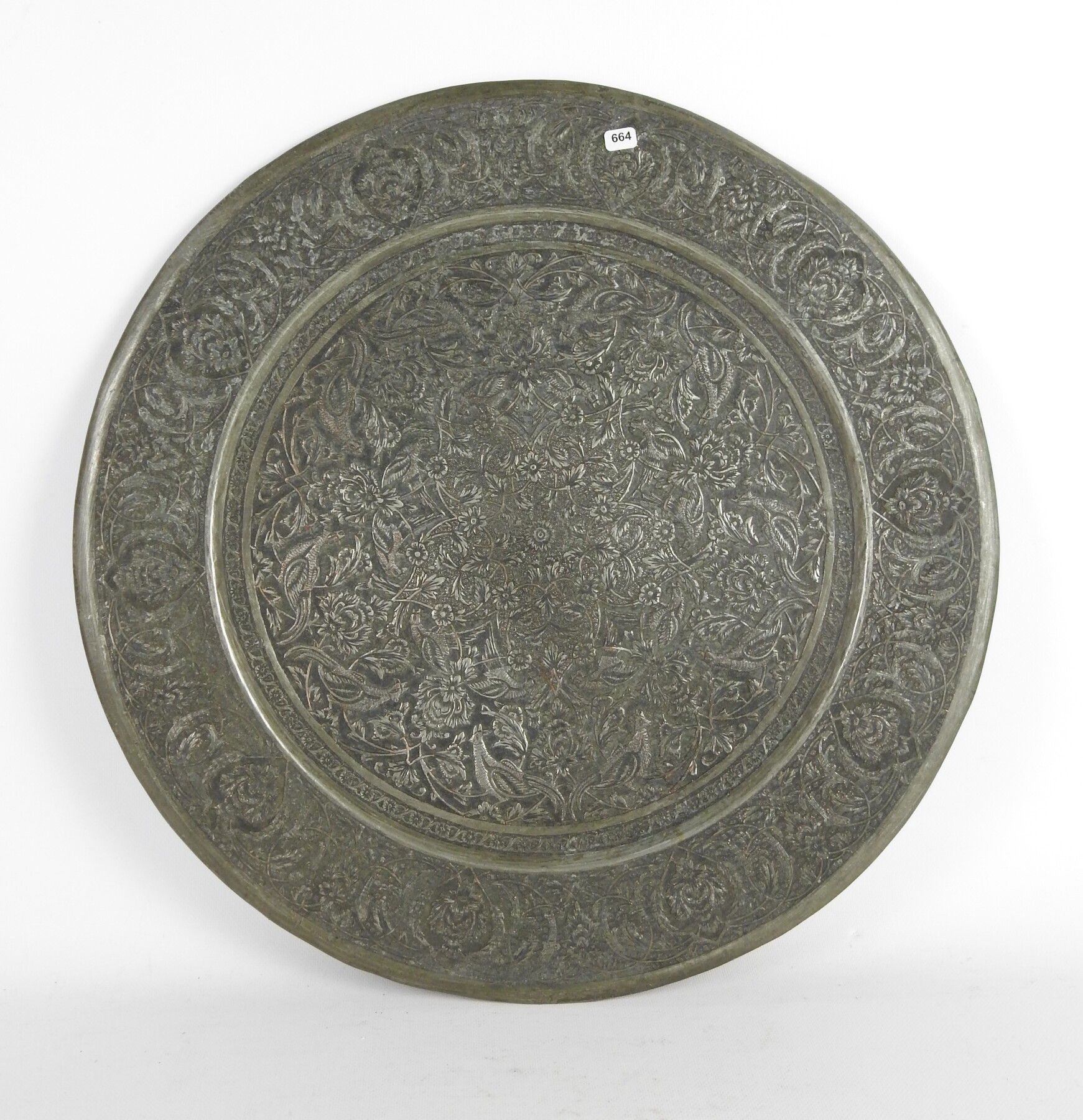 Null SIRIA O IRÁN: Gran bandeja circular con decoración finamente cincelada de m&hellip;