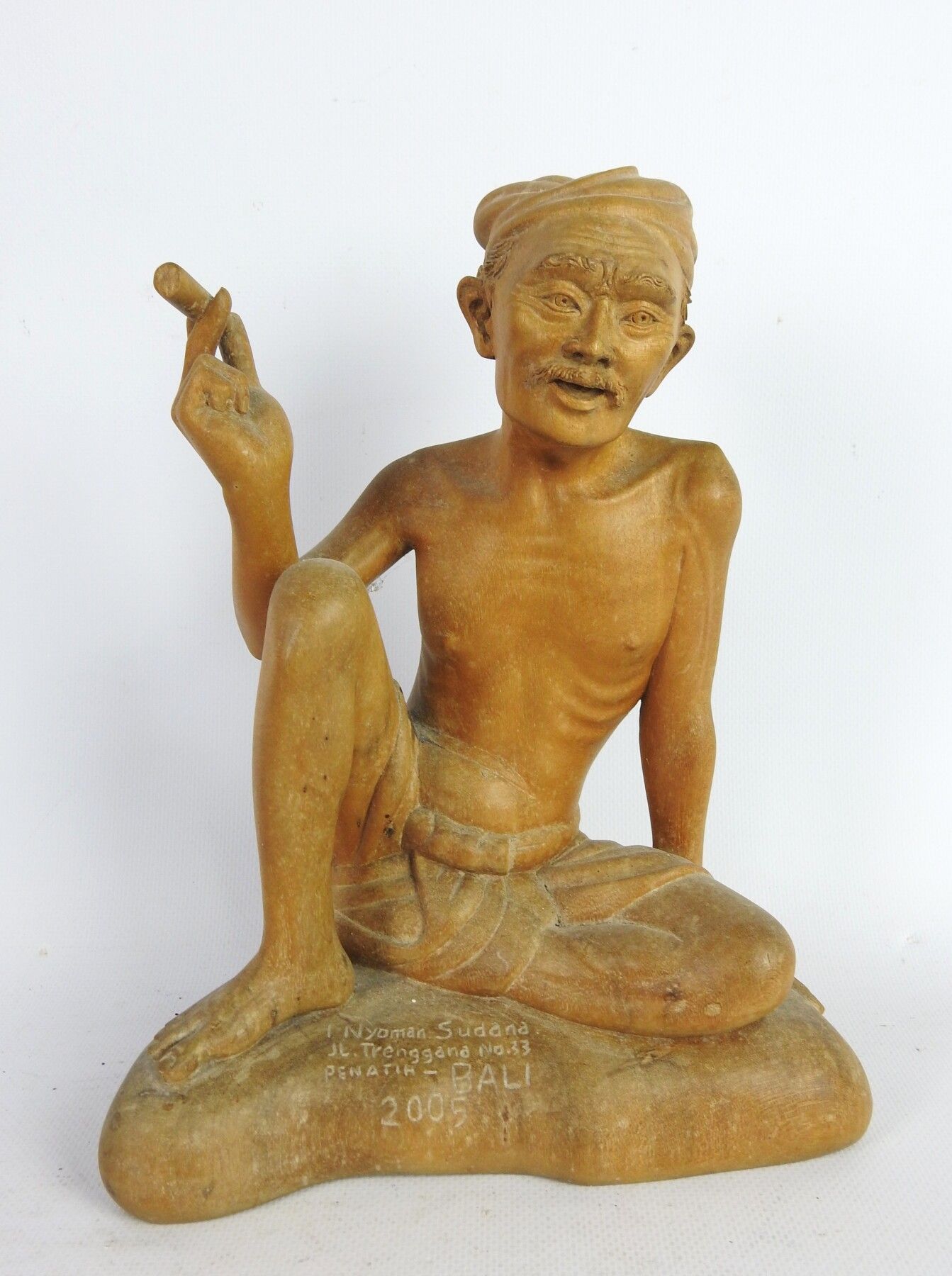 Null 印度：抽鸦片的人坐在一个底座上，右膝抬起。抛光的木材。签名：I Nyoman Sudana, Jl, Trenggana 33, Bali.2005。&hellip;
