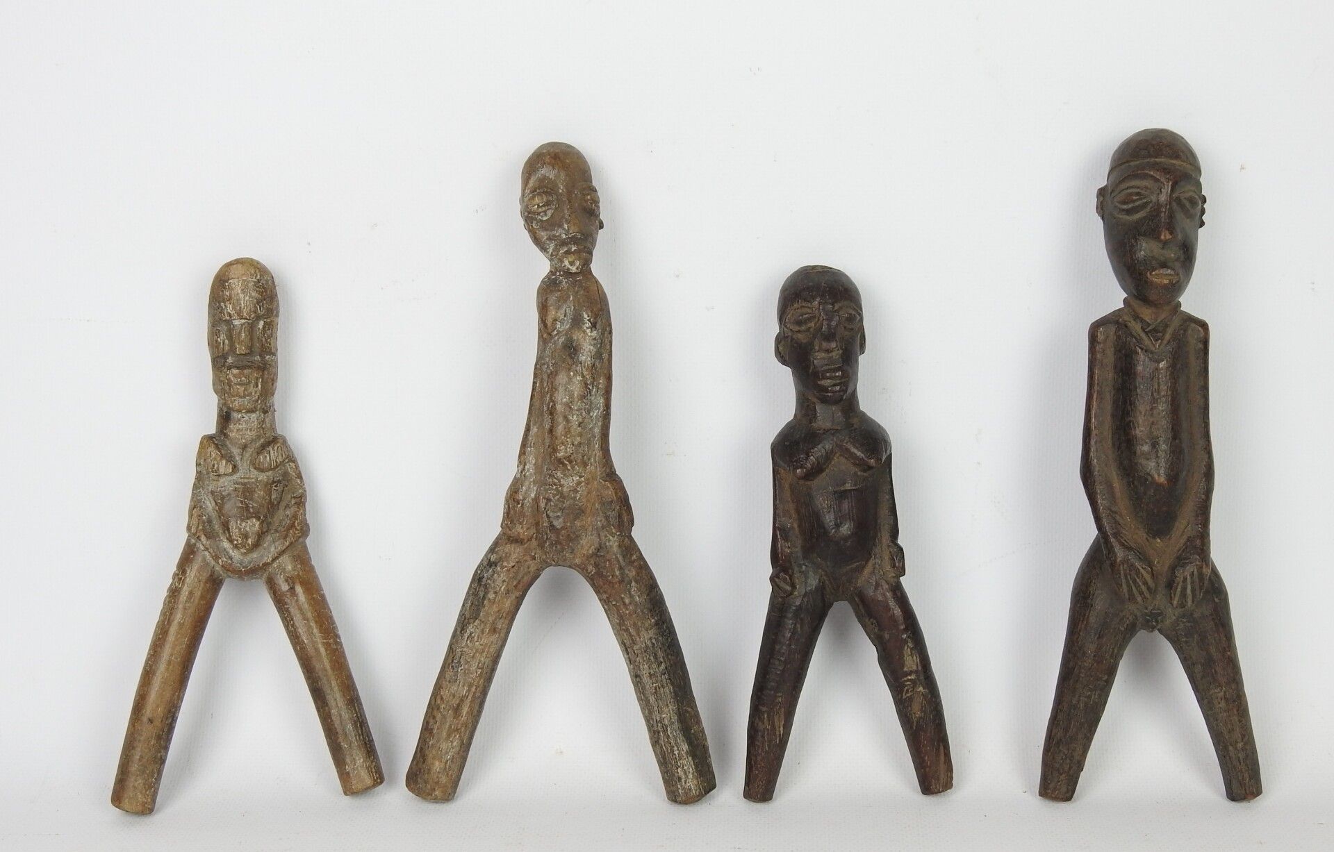 Null 洛比人，布基纳法索。

木头，有深色铜锈。

一套四把具象的弹弓，手柄上雕刻着一个人头。

长度：19厘米-20厘米-23.5厘米。

裂缝。