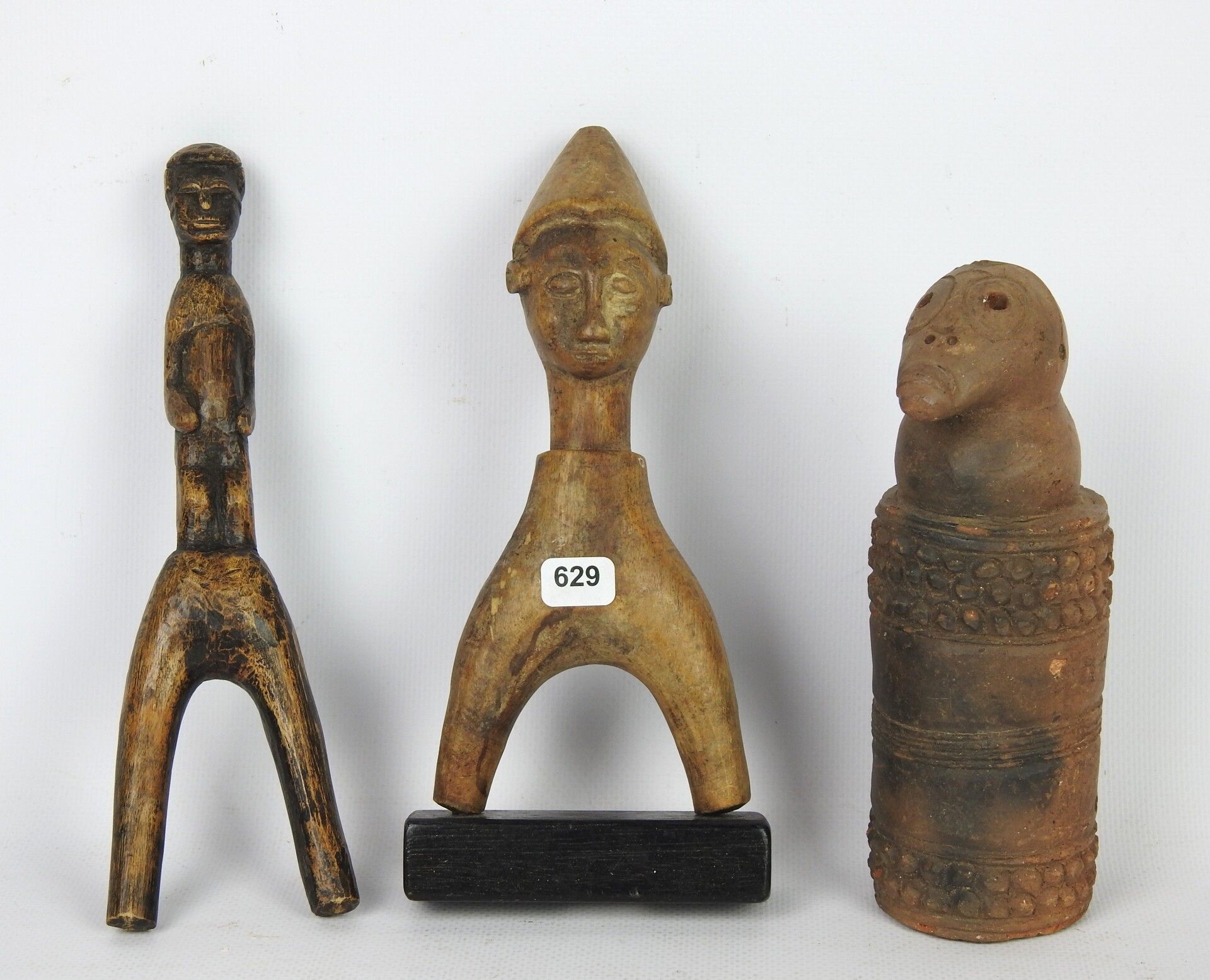 Null 拍品包括两把来自象牙海岸的Baule石矛（高度：21厘米和18厘米）。高度：16厘米。