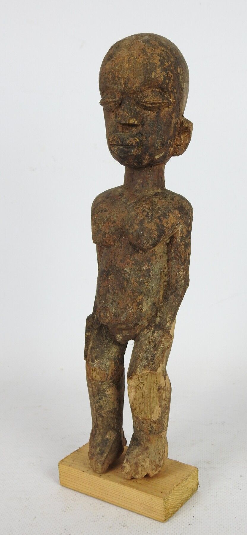 Null LOBI - 布基纳法索：木质，有使用过的痕迹，有酒的痕迹。男性BATEBA雕像，带有几何雕塑。古代的工作。高度：27.5厘米。