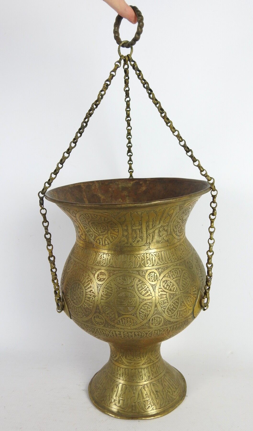 Null ISLAMIC ART: Spittoon in chased yellow copper. Height: 29 cm.