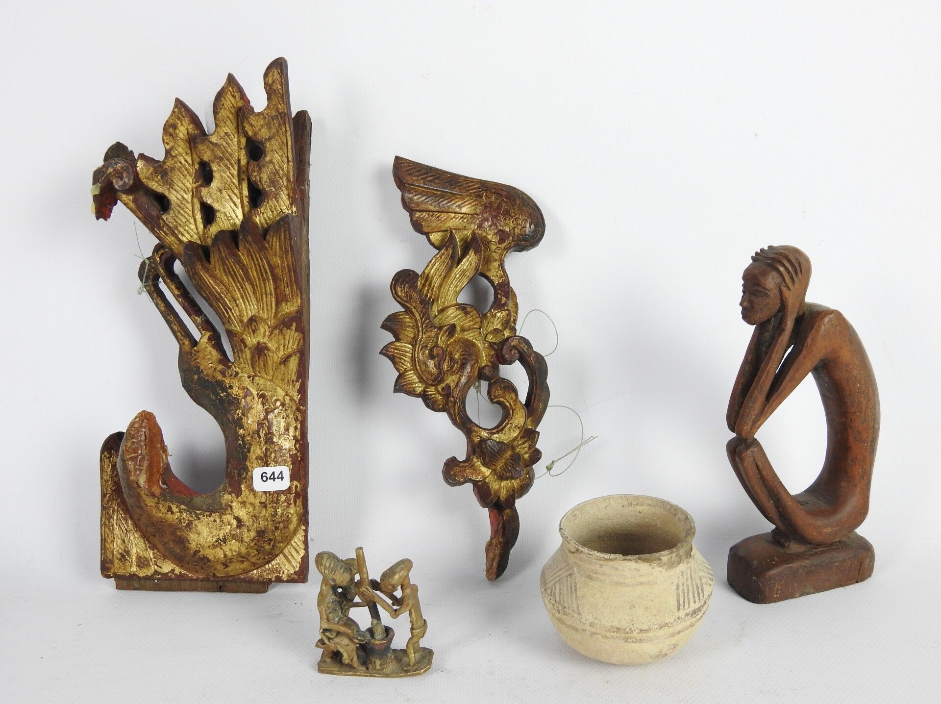 Null 拍品包括：一个来自中国宁波的镀金漆木质装饰件（断裂，26厘米），一个秘鲁的小陶罐（高度：5.5厘米），一个非洲木雕思想者（高度：17厘米）和一个来自象&hellip;