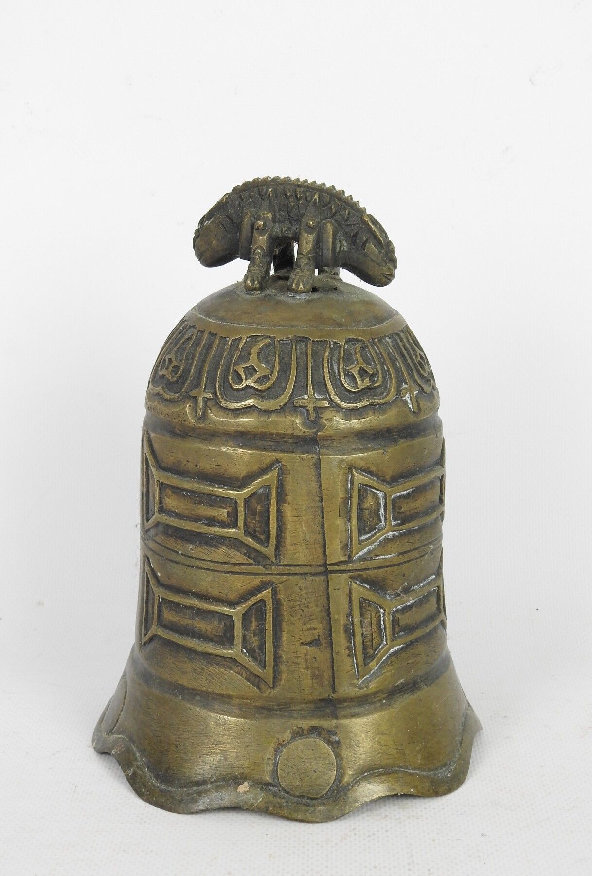 Null 东南亚：一个精致的青铜钟，上面有一个有两个头的变型人物。高度：15厘米。