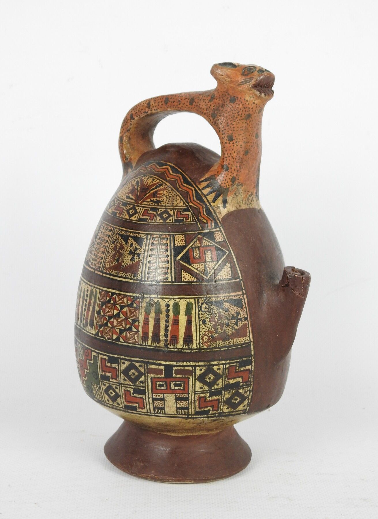 Null 南美洲：前哥伦布时期的陶罐，装饰有图案，手柄形成一只豹子。20世纪。高度：22厘米。(事故、修复）。