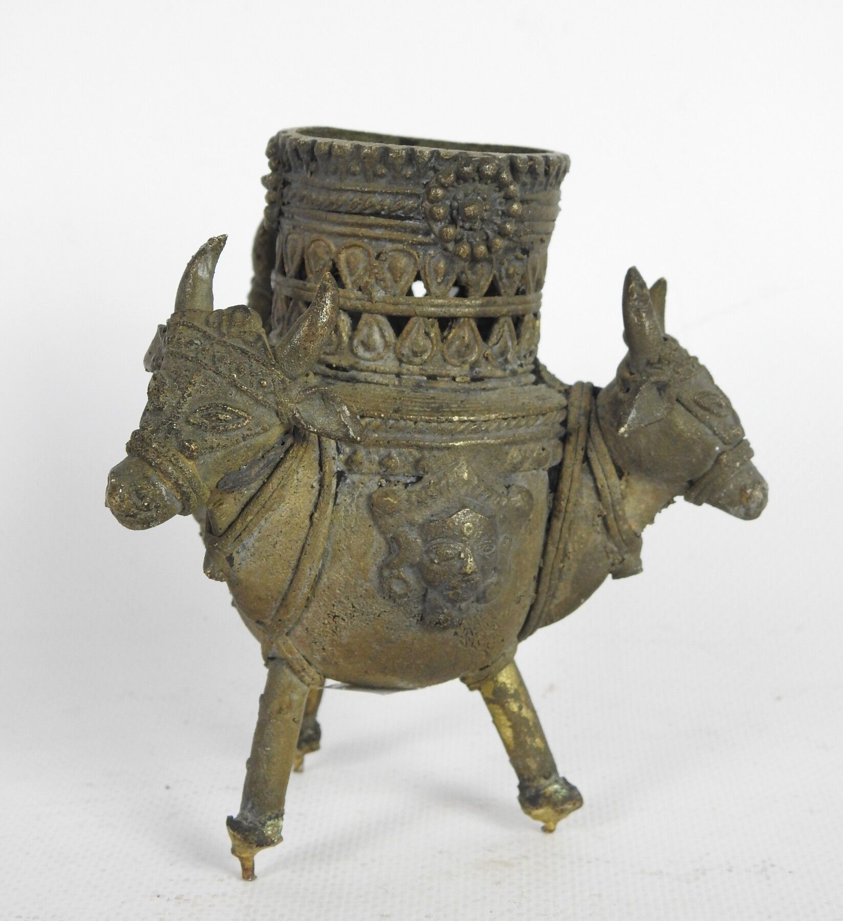 Null KHOND, INDIA : Tripod pot with bovid heads. Copper alloy. Height: 12 cm.