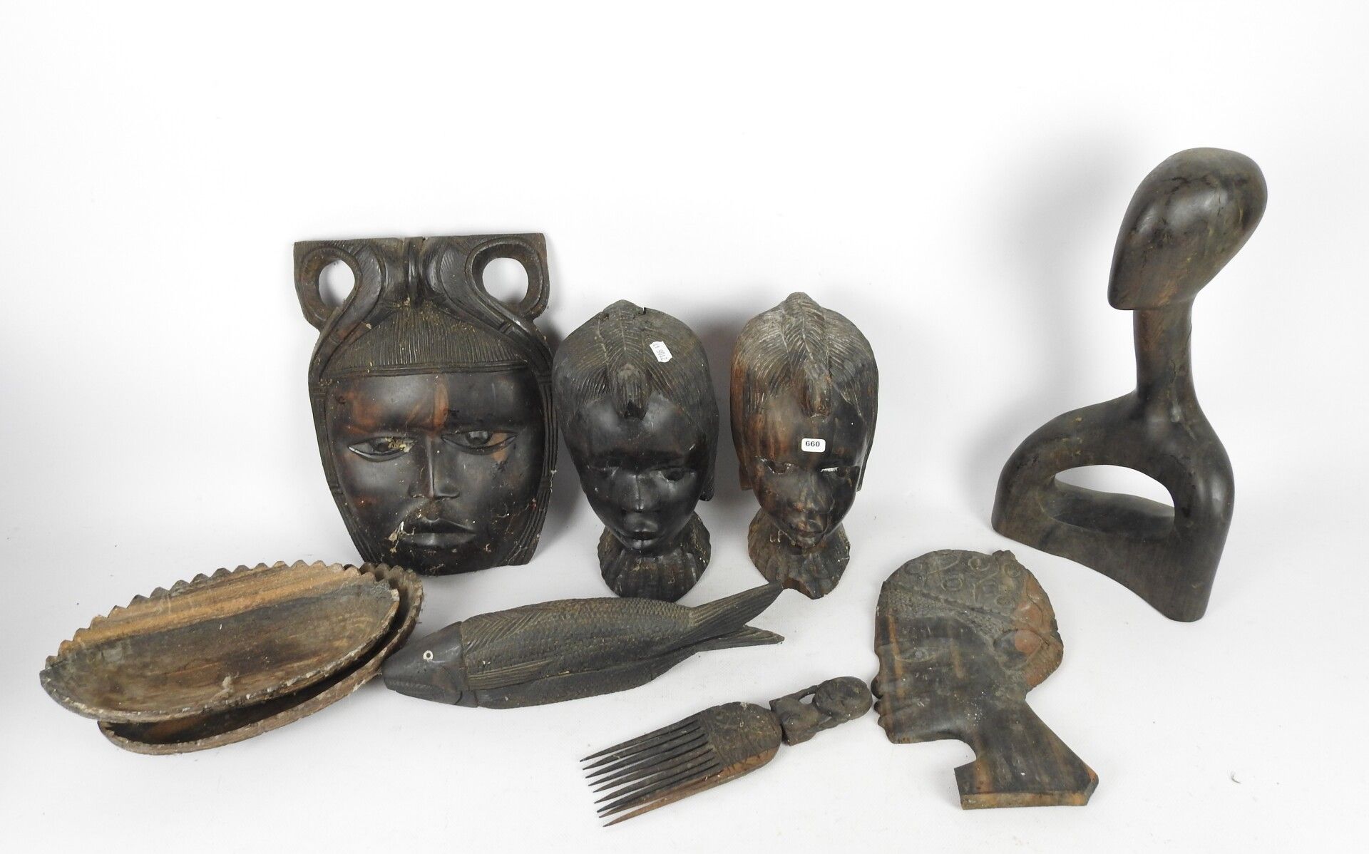 Null 刚果民主共和国：1950年代的重要黑檀木雕塑，包括两个女性半身像，两个女性面孔，一个现代主义雕塑，署名RUOGIAMEN，日期为1975年；一把梳子，&hellip;