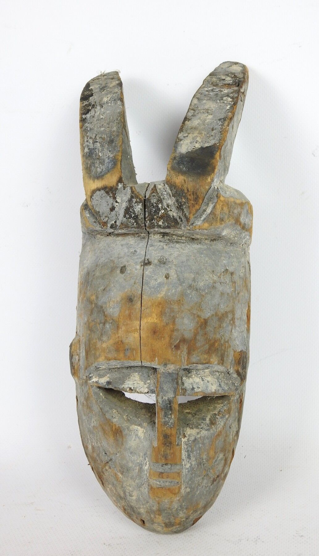 Null 尼日利亚BINI：木头，有使用和颜料的铜锈。非常古老的面具，上面有一张风格化的人脸，上面有两个犄角。高度：32.5厘米。(裂缝)。