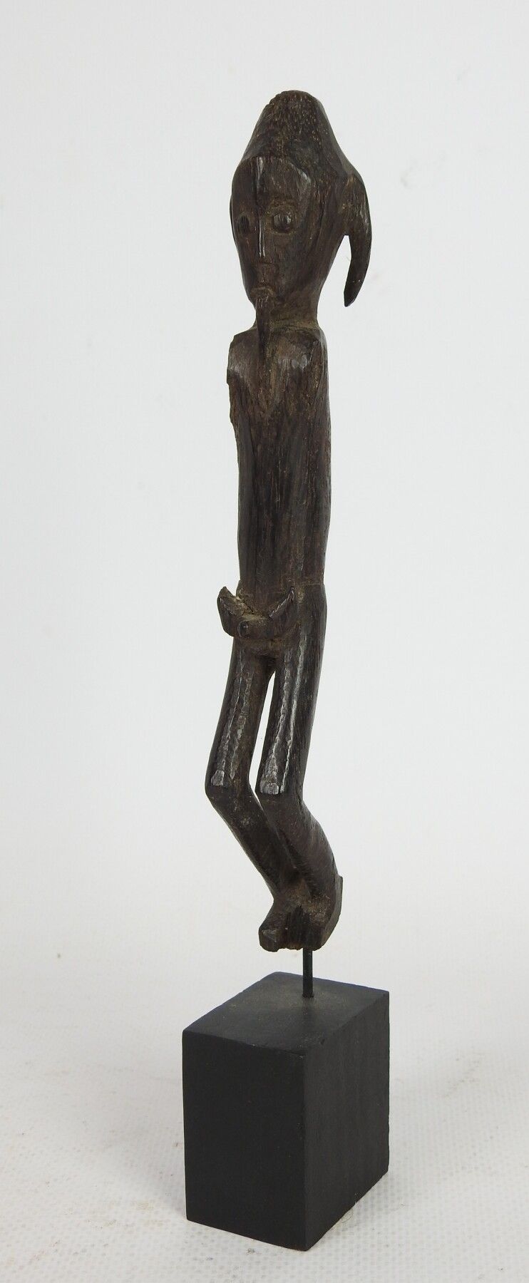 Null INDONESIA, Sunda Island: Small long figure in carved wood. Height: 17 cm.