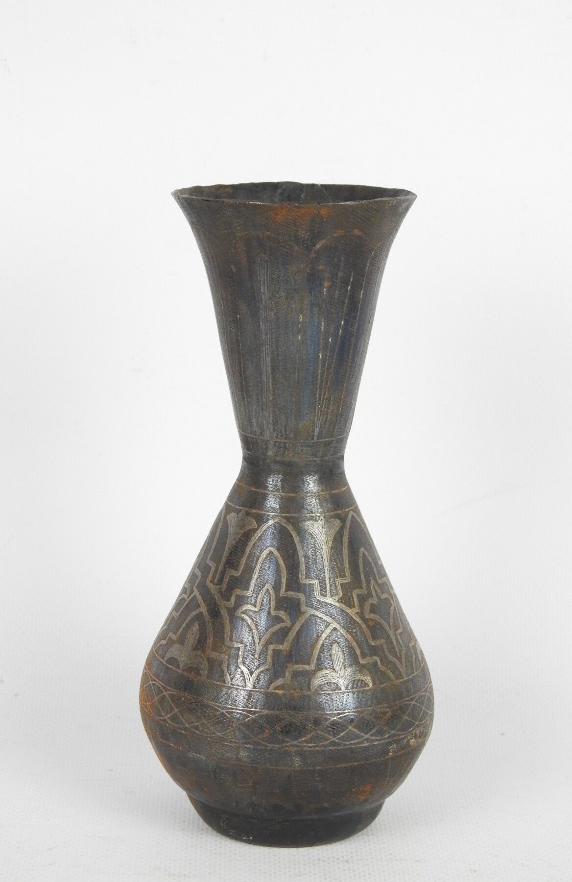 Null 北非：一个小的带凹槽的金属花瓶。高度：18.5厘米。(穿)。