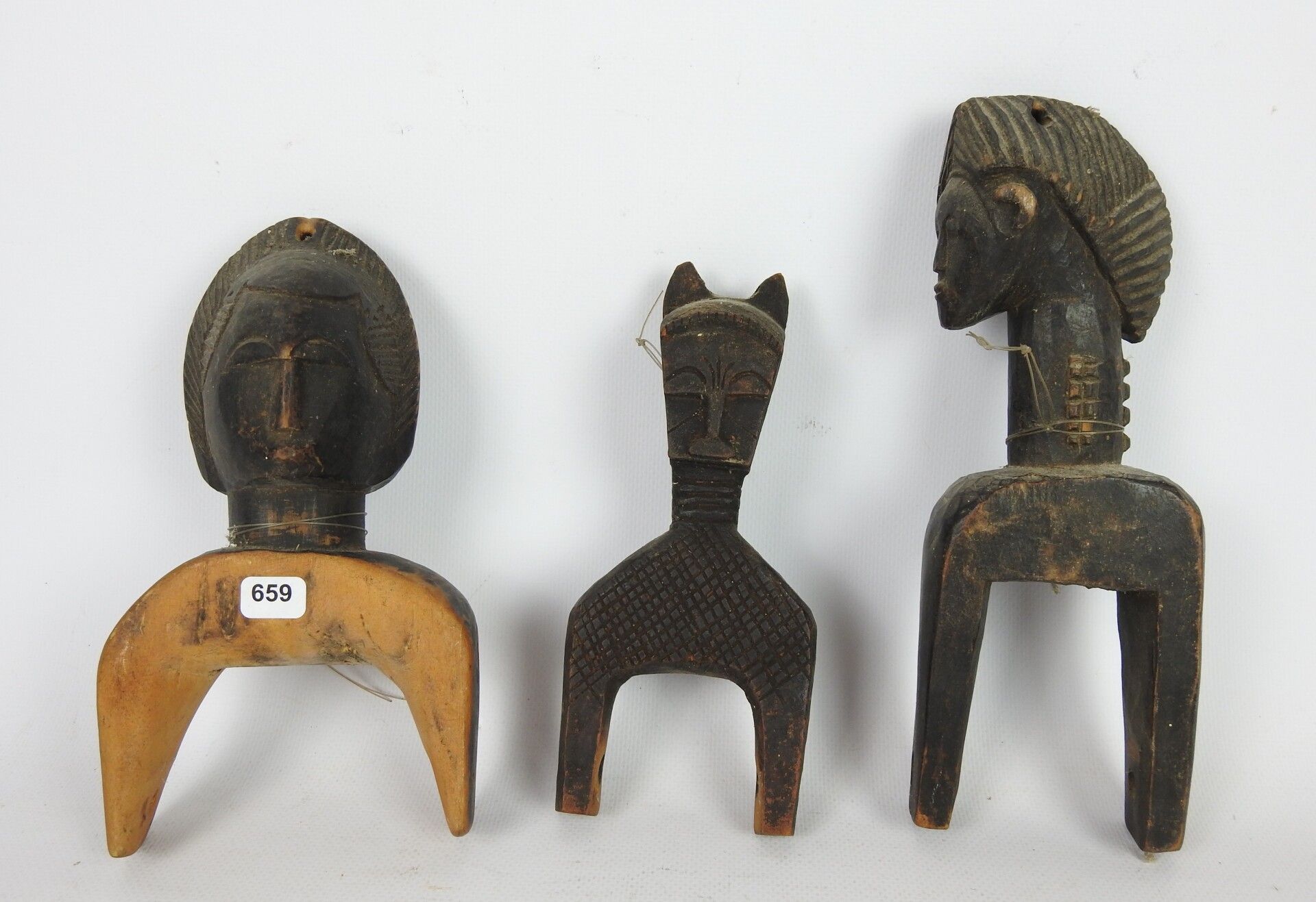 Null 波尔-科特迪瓦：木雕，有深色铜锈。一套三个织布机滑轮托架，不含梭子。高度：20；17.5和22厘米。