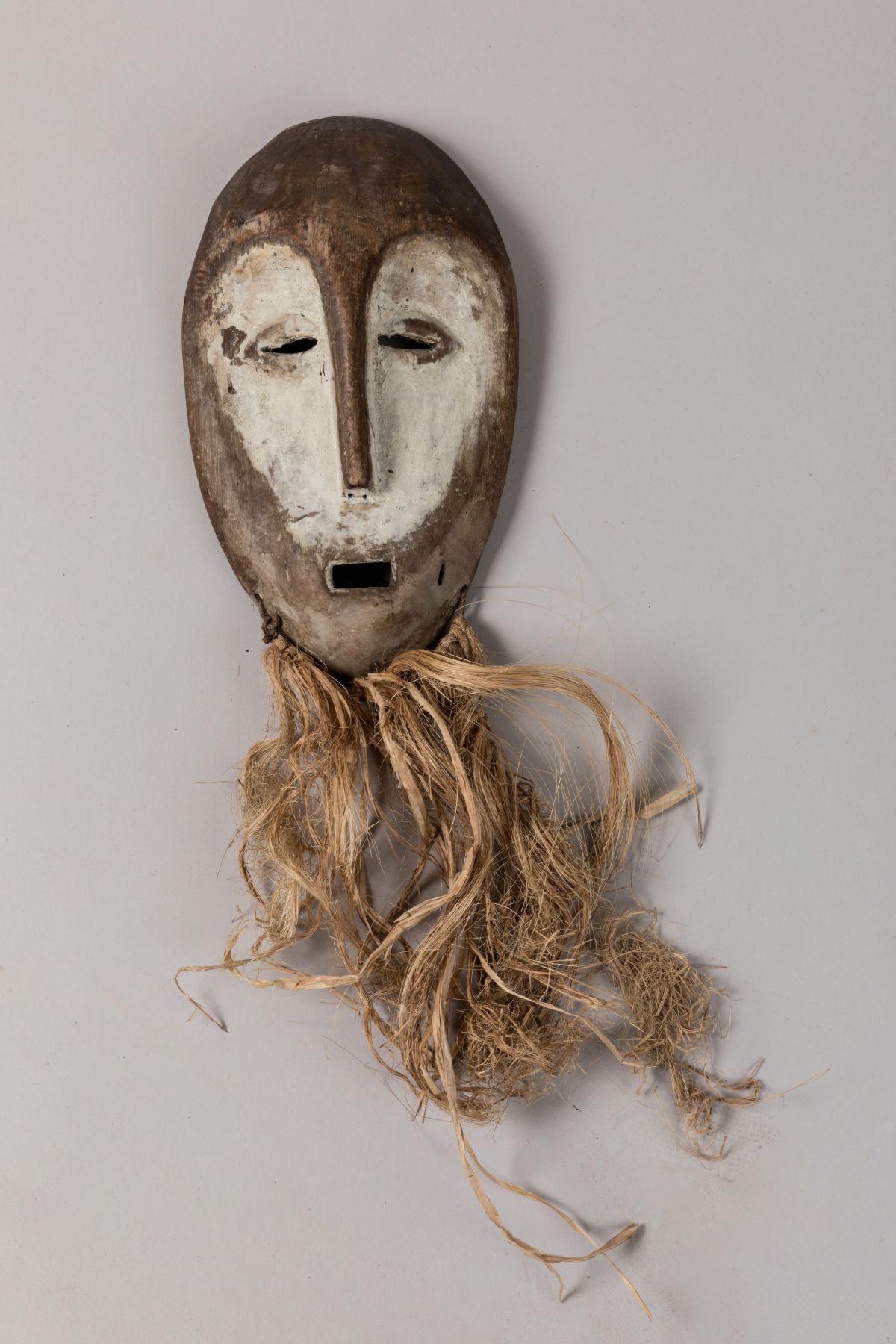 Null LEGA, 刚果民主共和国。

木材、高岭土、植物纤维。

伊杜木 "舞蹈面具，心形脸，直鼻，穿透的杏仁形眼睛，张开的长方形嘴。

高度：30.5厘米&hellip;