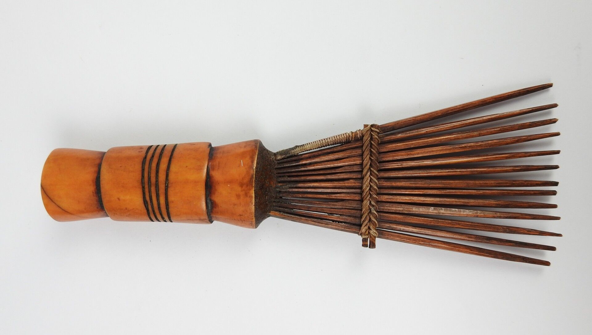 Null BAMOUN Cameroun: PEIGNE en bambou et os patiné à 14 dents. Long.: 20,5 cm.