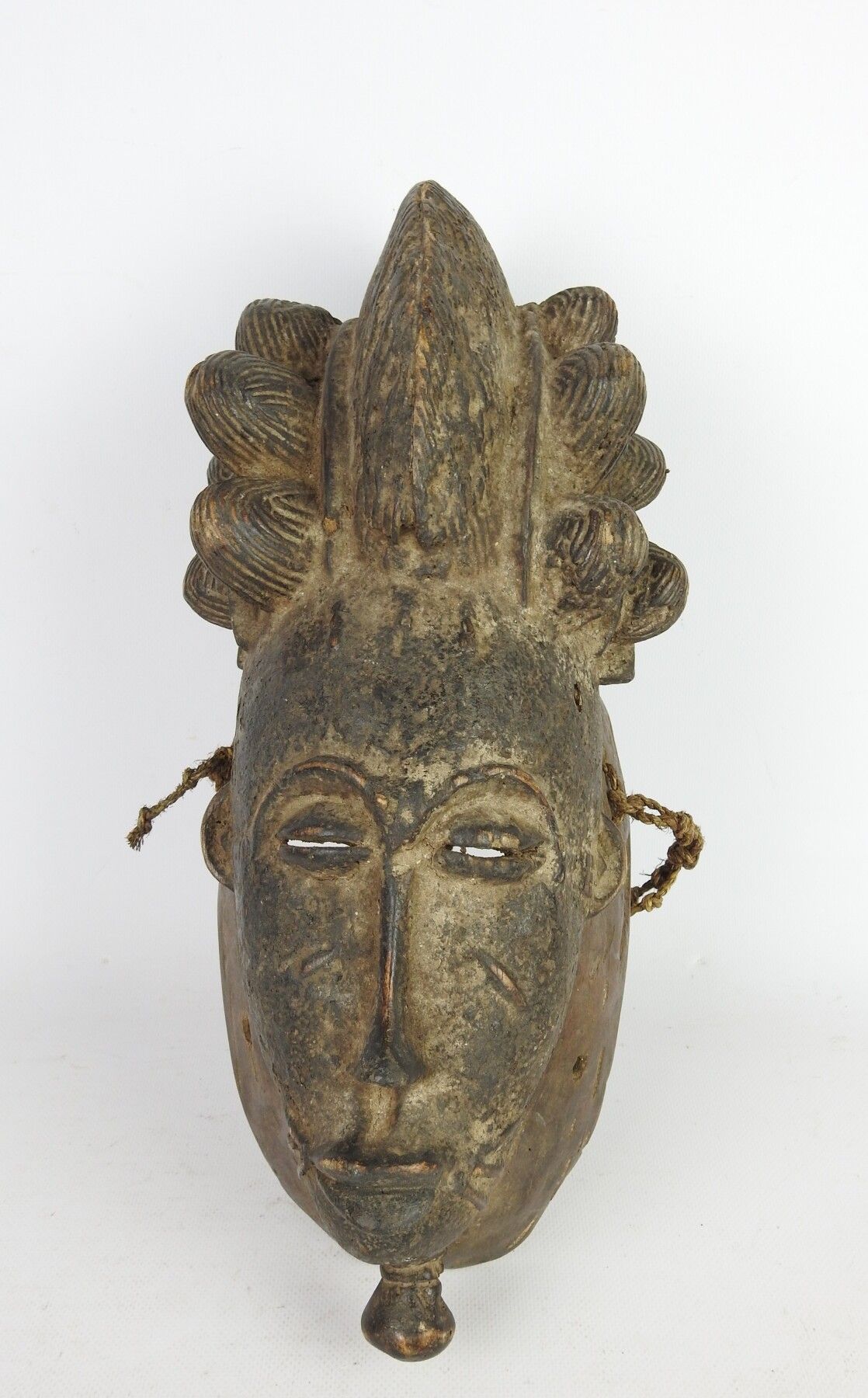 Null 象牙海岸BAOULE。雕刻的木头有深色的铜锈。在非常精致的浮雕中的面部面具和精心设计的发型。高度：40厘米。(小事故和缺失的零件）。