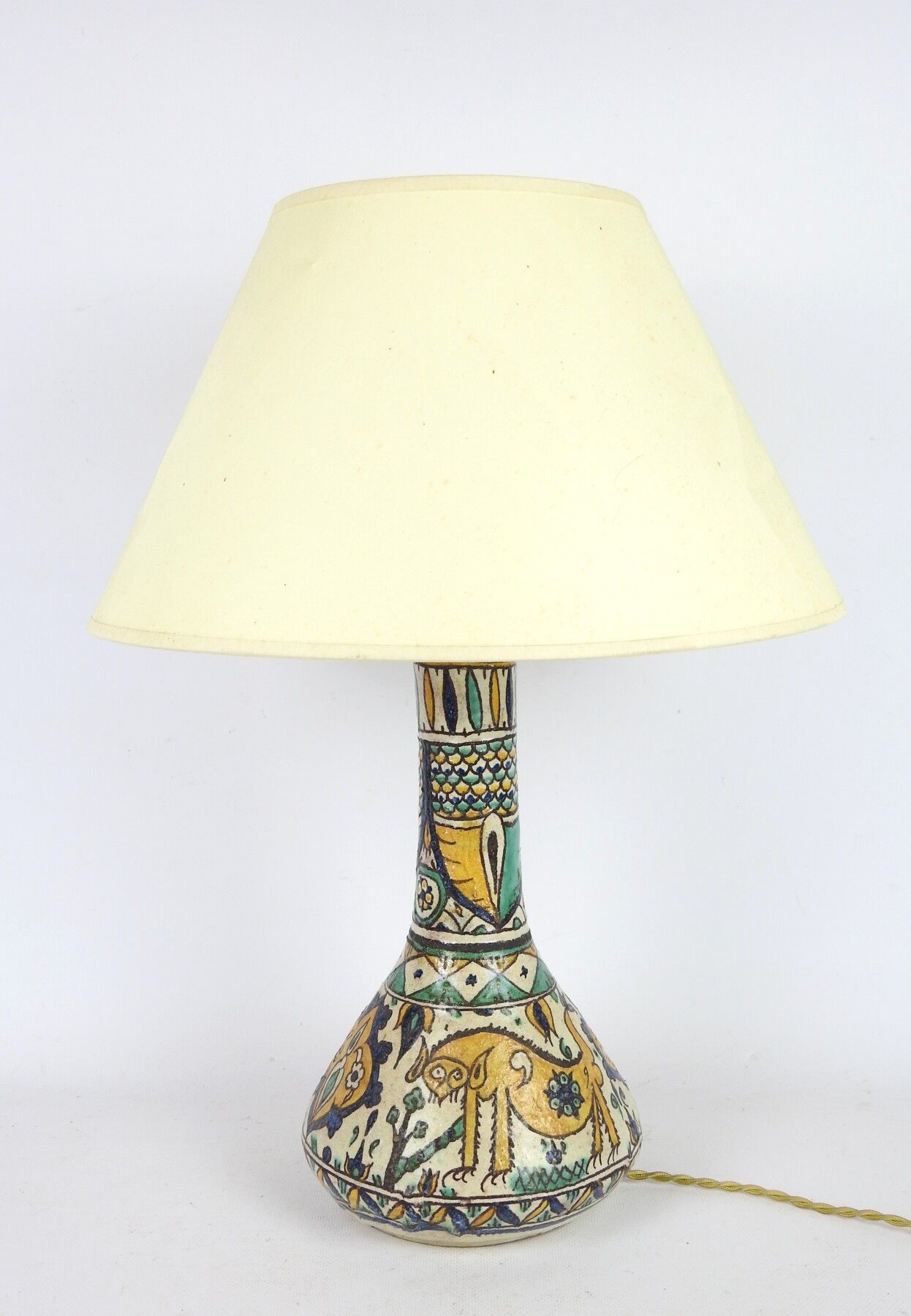 Null 突尼斯CHEMLA：安装在多色陶瓷灯中的花瓶，有风格化的狮子装饰。背面有签名。高度：29厘米。(底座上的孔)。