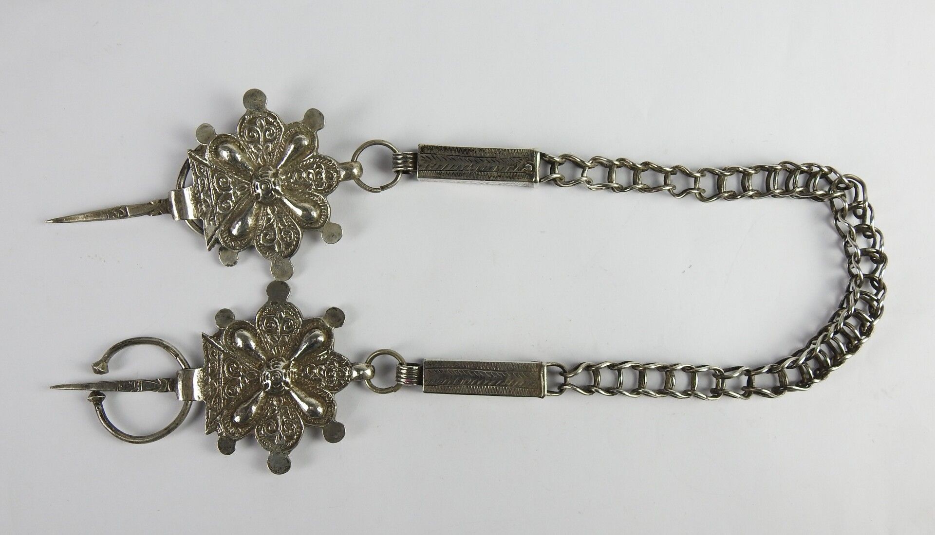 Null Marocco, (sud di). Coppia di fibule legate da una grande catena, argento, v&hellip;