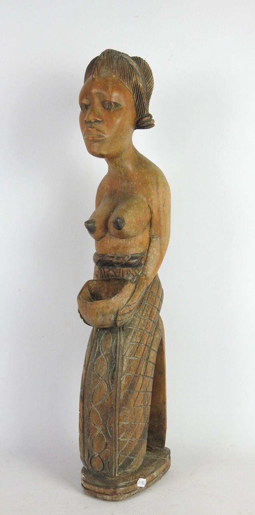 Null AFRIQUE : Porteuse de coupe agenouillé en bois sculpté. Haut.: 70 cm.