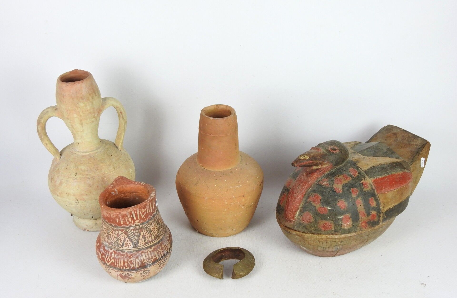 Null Lote compuesto por : Una antigua vasija de terracota con decoración pintada&hellip;