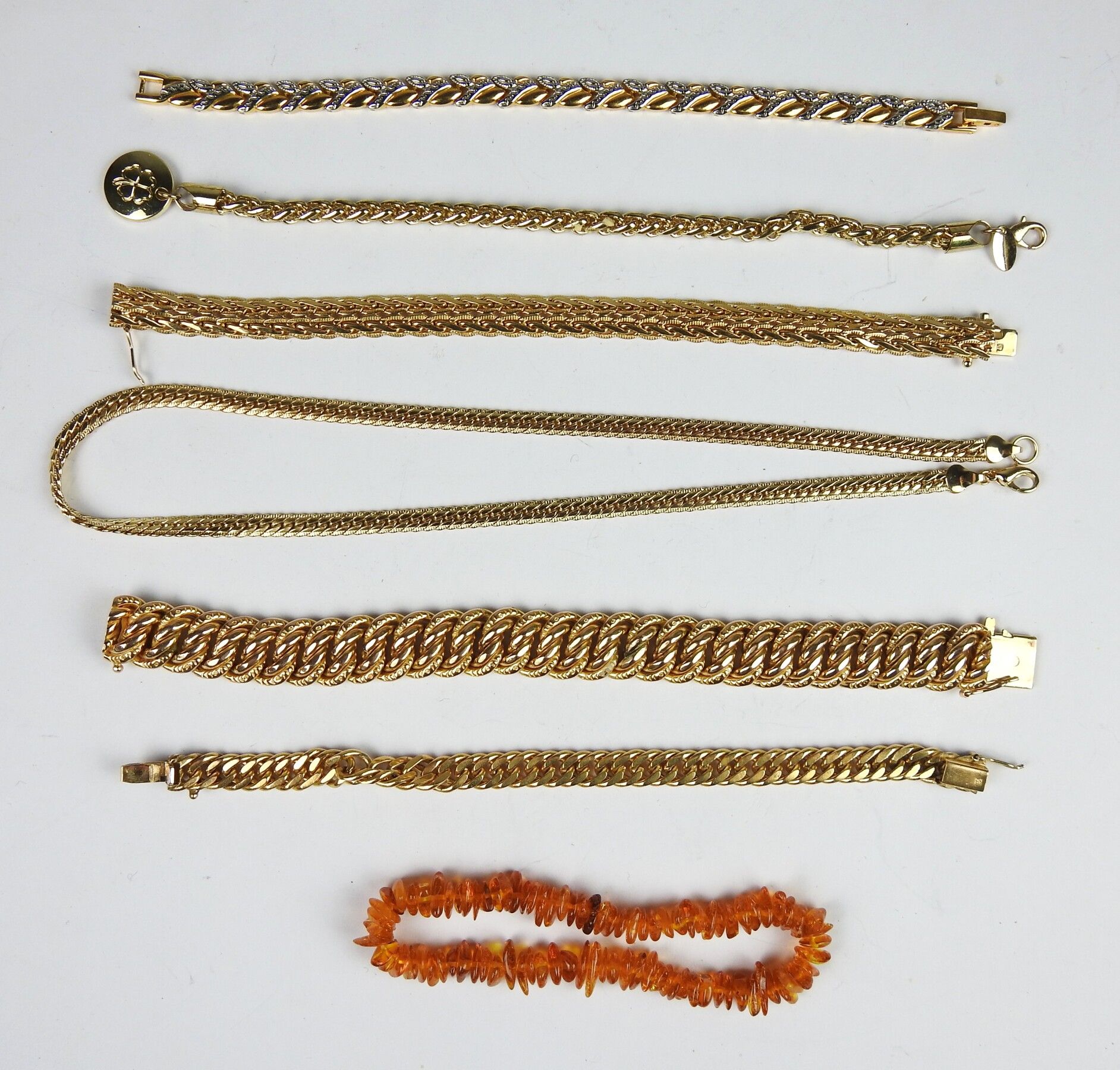 LOTE de 5 pulseras en oro y una pulsera bañada en oro, un collar bañado en oro y una pulsera de imitación de ámbar.