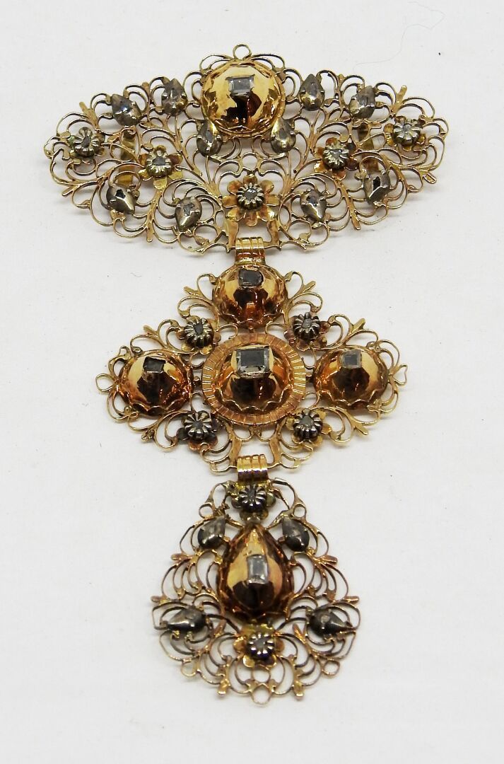 Null Croix de Rouen en or bas titre ajouré agrémenté de diamants en serti clos m&hellip;