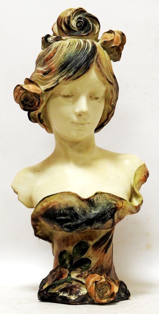 Null 弗朗索瓦-莫罗（1857-1930）之后。

捧着玫瑰的年轻女子半身像。

秦始皇兵马俑的证明，有双重铜锈。

在露台上签名

H.53厘米

小碎片&hellip;
