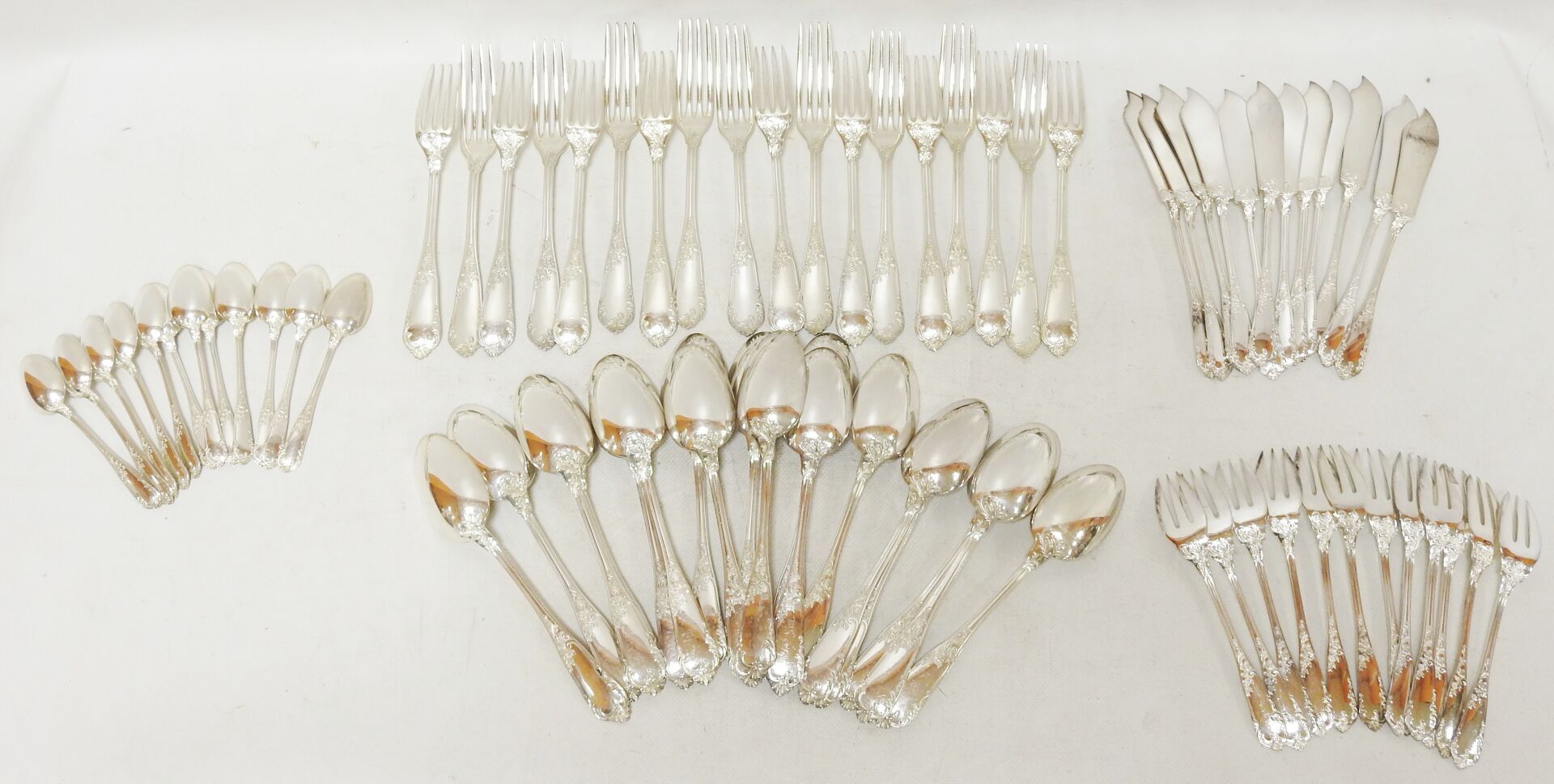Null 一个Minerva银质晚餐服务，带有罗盖尔装饰，包括:十二个鱼形餐具，十二个甜点勺子和十二个大型餐具。

总重量：4900克。

磨损和撕裂。