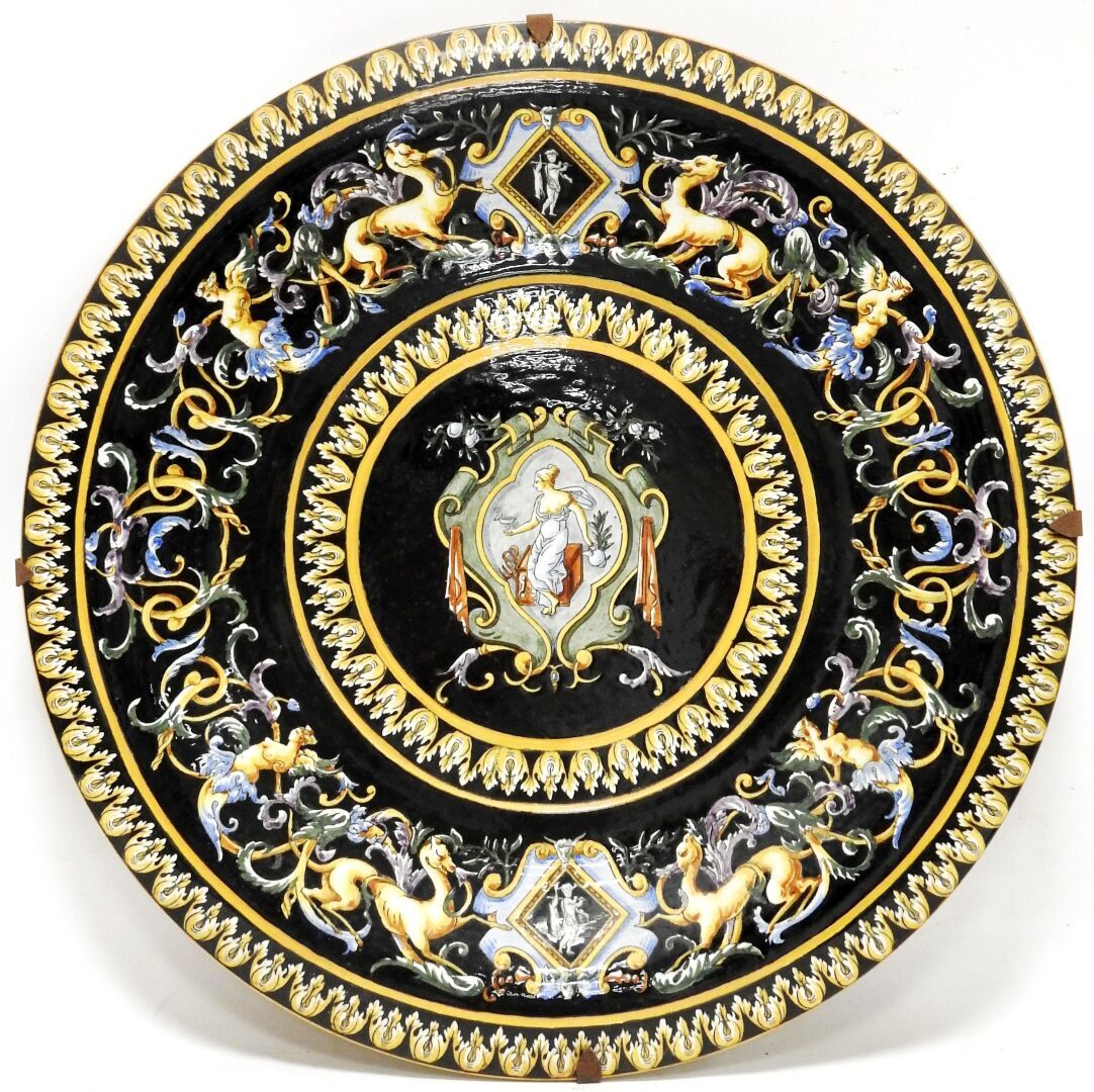 Null GIEN

Gran plato decorativo circular con decoración "fondo negro renacentis&hellip;