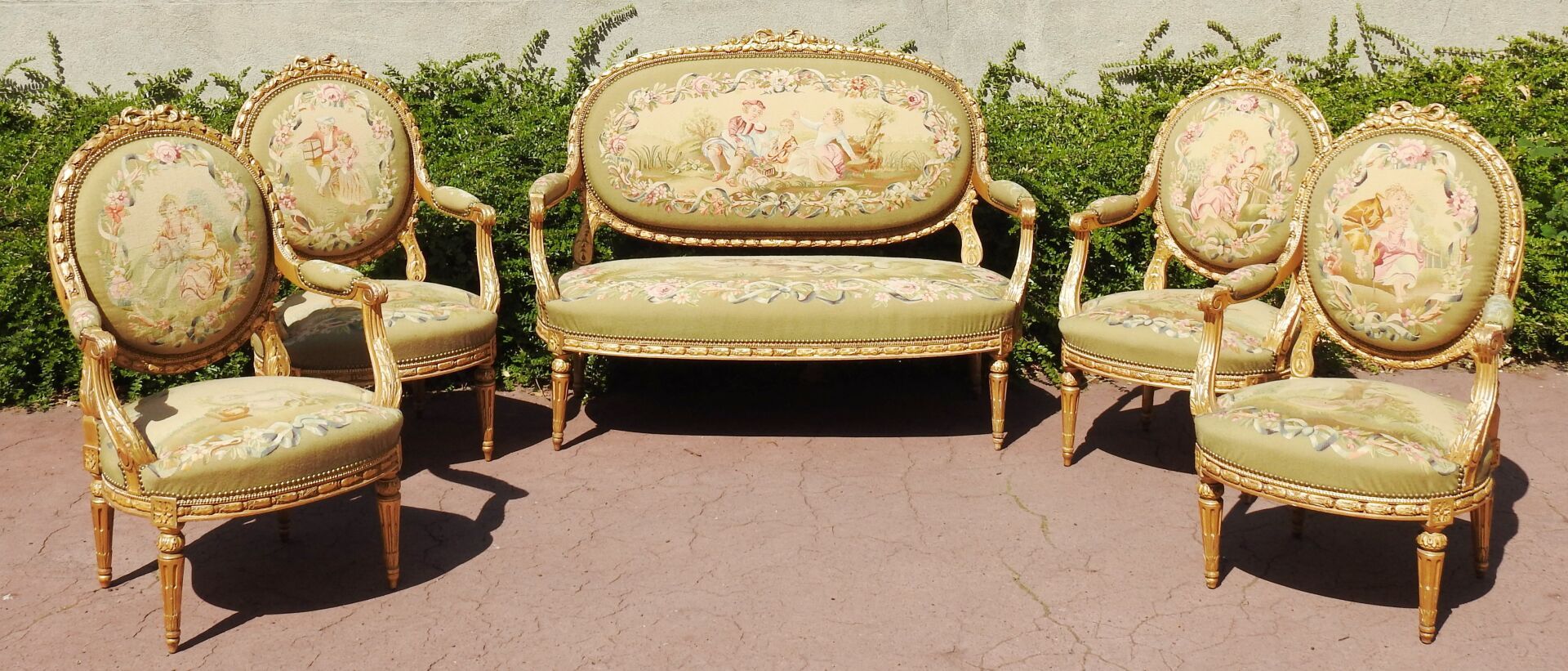 Null 路易十六风格的镀金木客厅家具，包括一张沙发和四张扶手椅。饰有狩猎场景。

19世纪。

沙发：107 x 65 x 138厘米。

扶手椅：101.5&hellip;