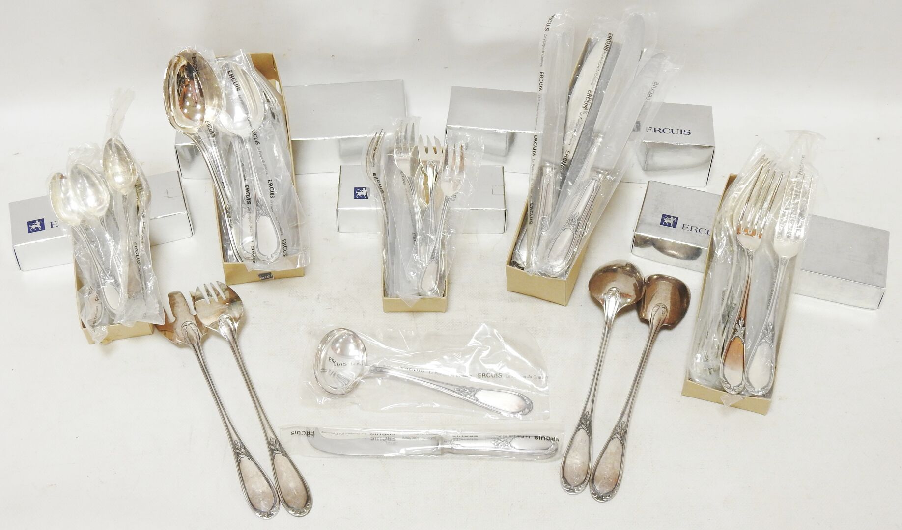 Null ERCUIS

镀银 "桂冠 "模型餐具组，包括:十二件大餐具，十二把大刀，十二把甜点勺和十二把甜点刀。

附有两件餐具：一个酱船和一个奶酪刀。

在&hellip;