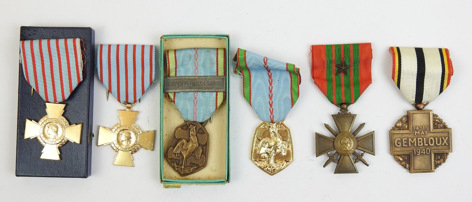 Null FRANCE. Lot de 6 médailles 1939-1940, croix de guerre 1939, 2 ex. Croix de &hellip;