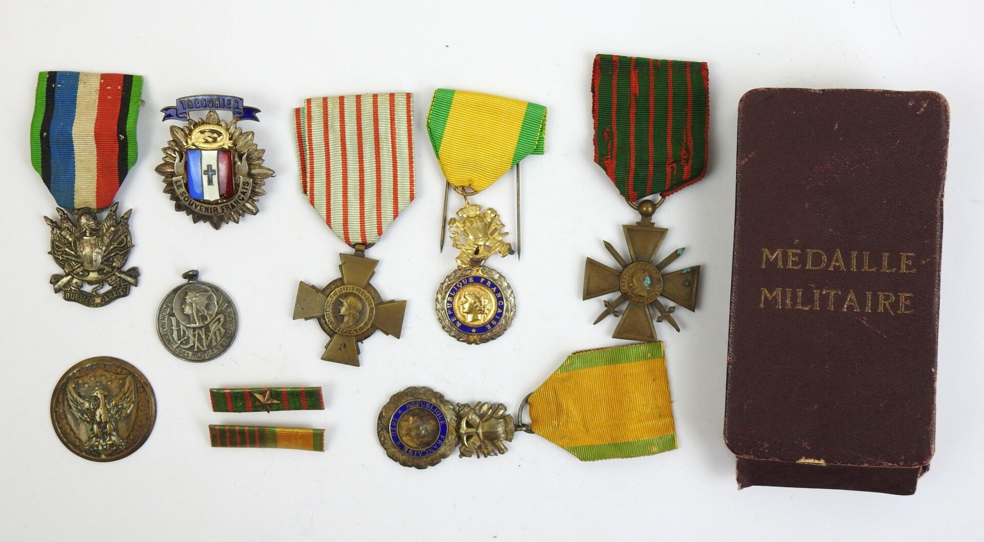 Null FRANCE. Croix de guerre 1914-17 et médaille militaire dans une boite avec r&hellip;
