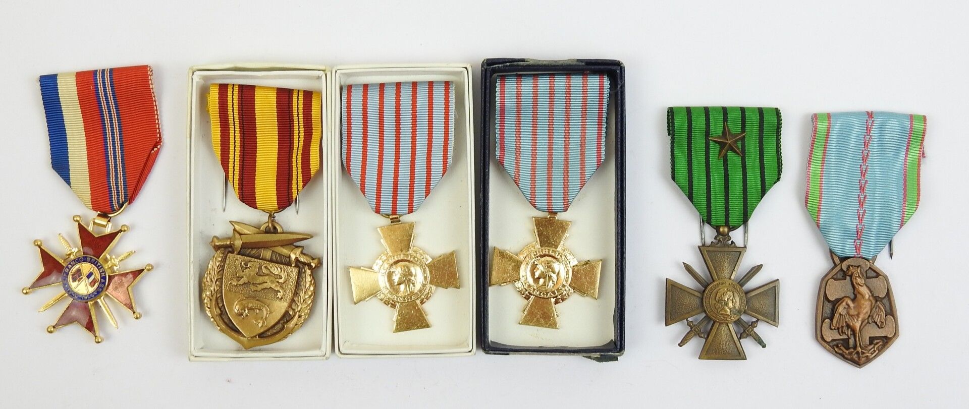 Null FRANCE. Lot de 6 médailles 1939-1940, croix de guerre 1939-40, 2 ex. Croix &hellip;