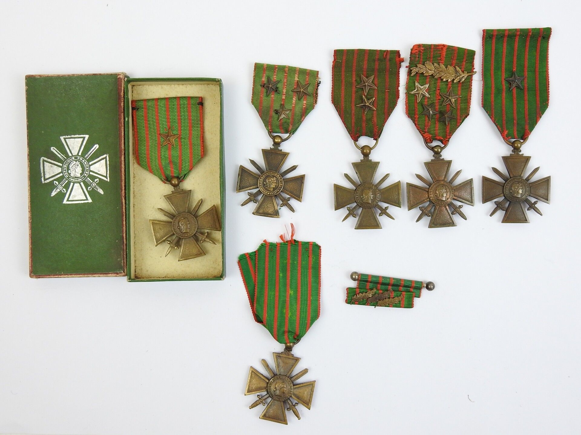 Null FRANCE. Suite de croix de guerre attribuées pendant le conflit, 4 ex. 14-18&hellip;