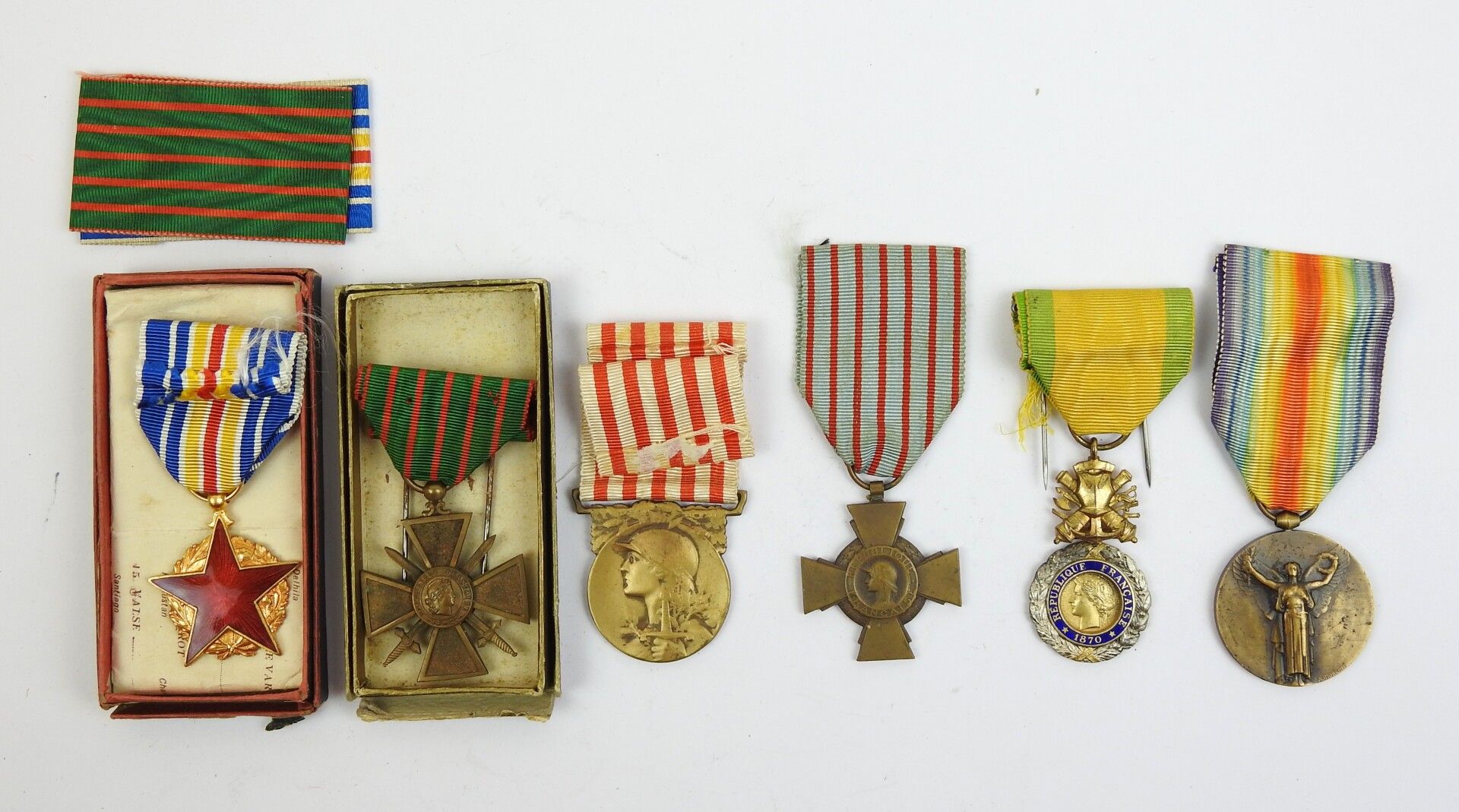 Null FRANCE. Suite de 6 médailles 14-18, croix de guerre en boite, médaille mili&hellip;