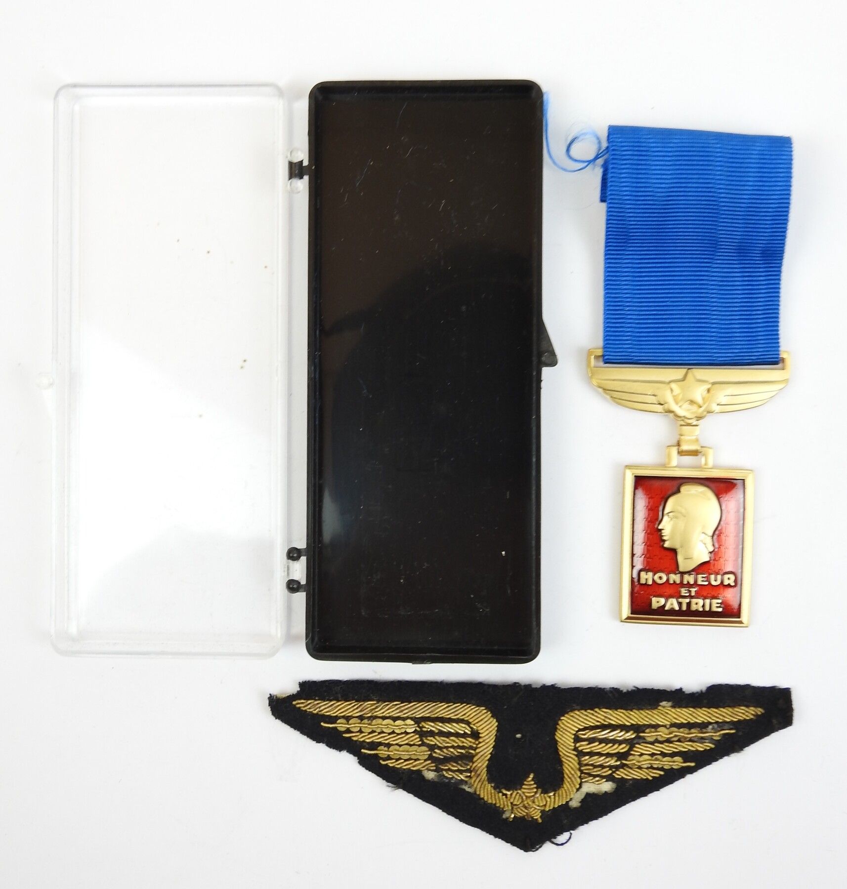 Null FRANCE. Lot composé d'une médaille de l'armée de l'air en boite (vers 1960)&hellip;