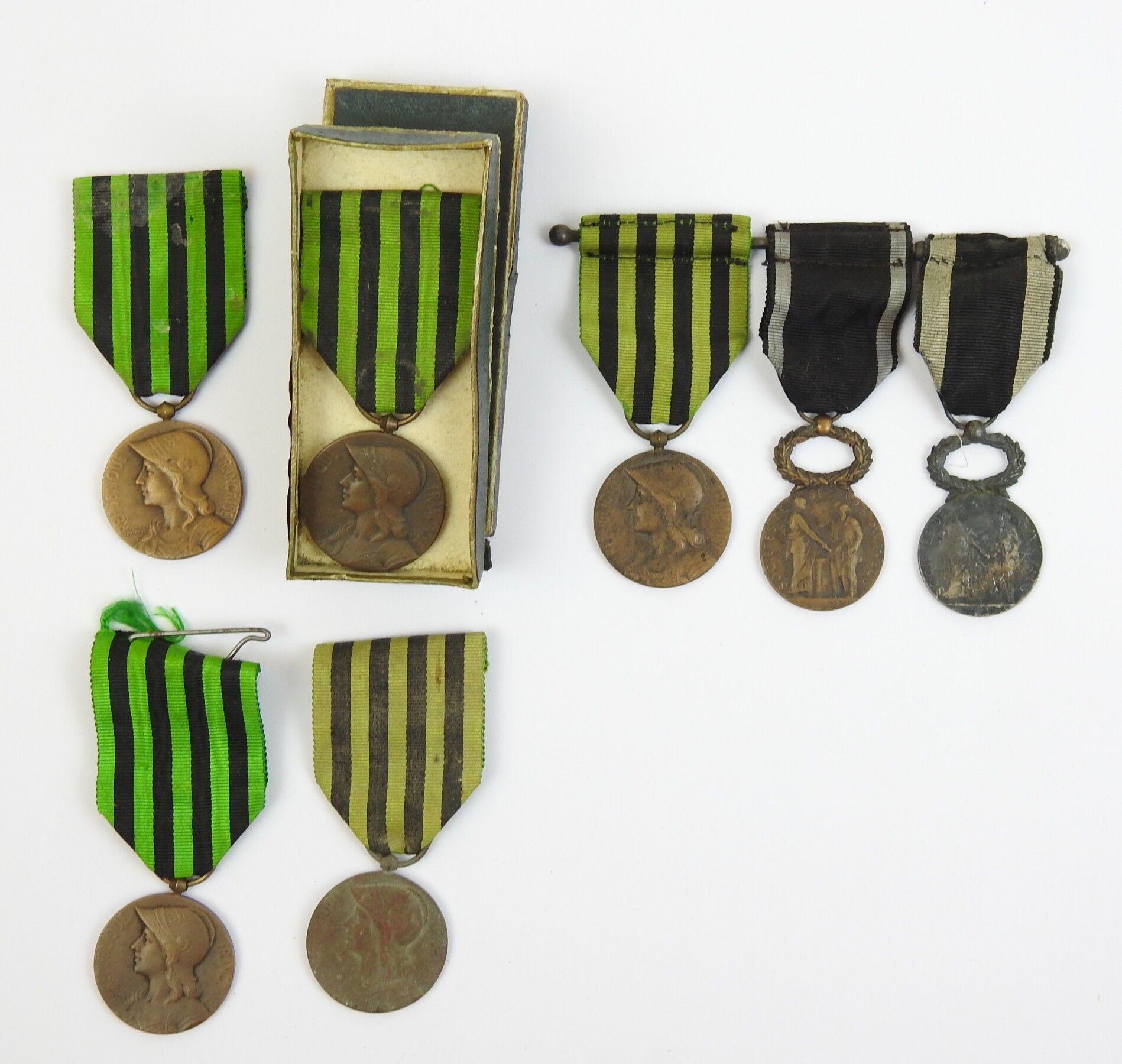 Null FRANCE. Lot de 5 médailles commémoratives 1870 dont l'une en boite, l'une s&hellip;