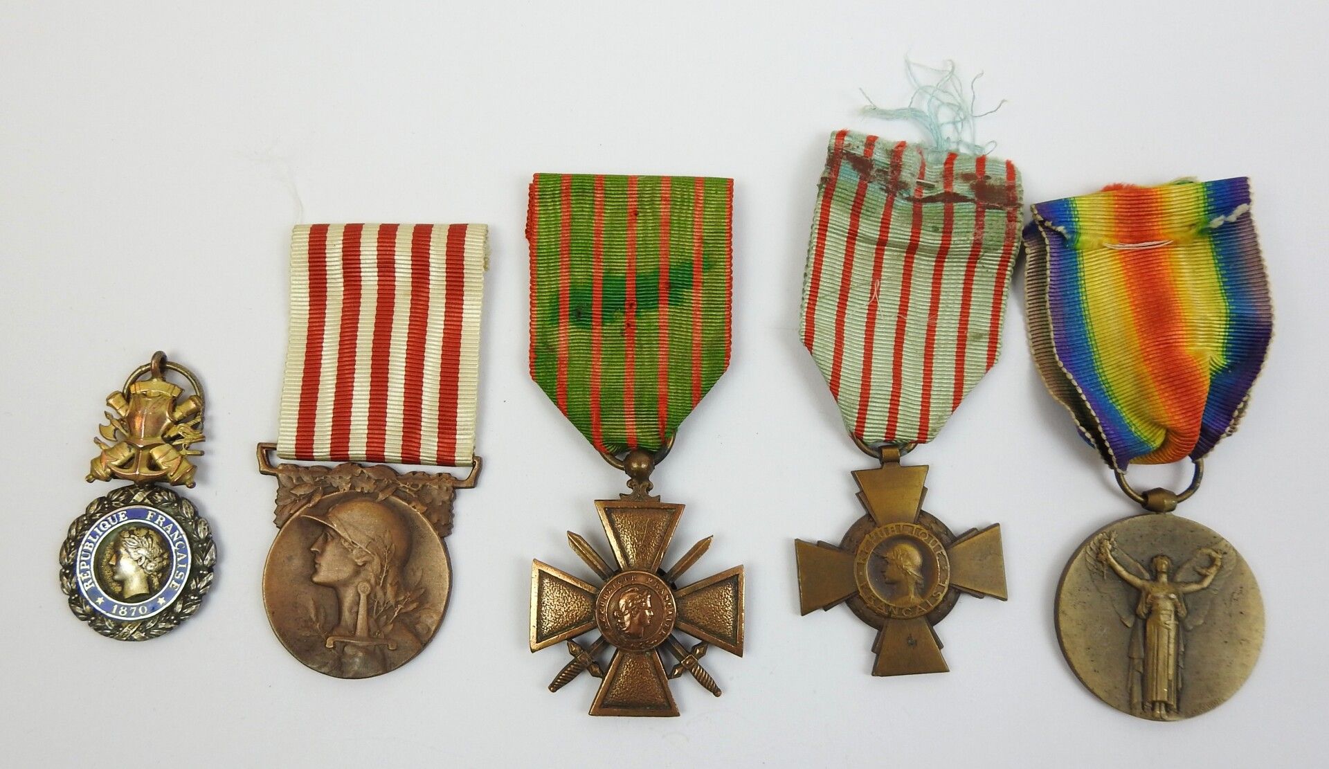 Null FRANCE. Suite de 5 médailles 14-18, croix de guerre, médaille militaire san&hellip;