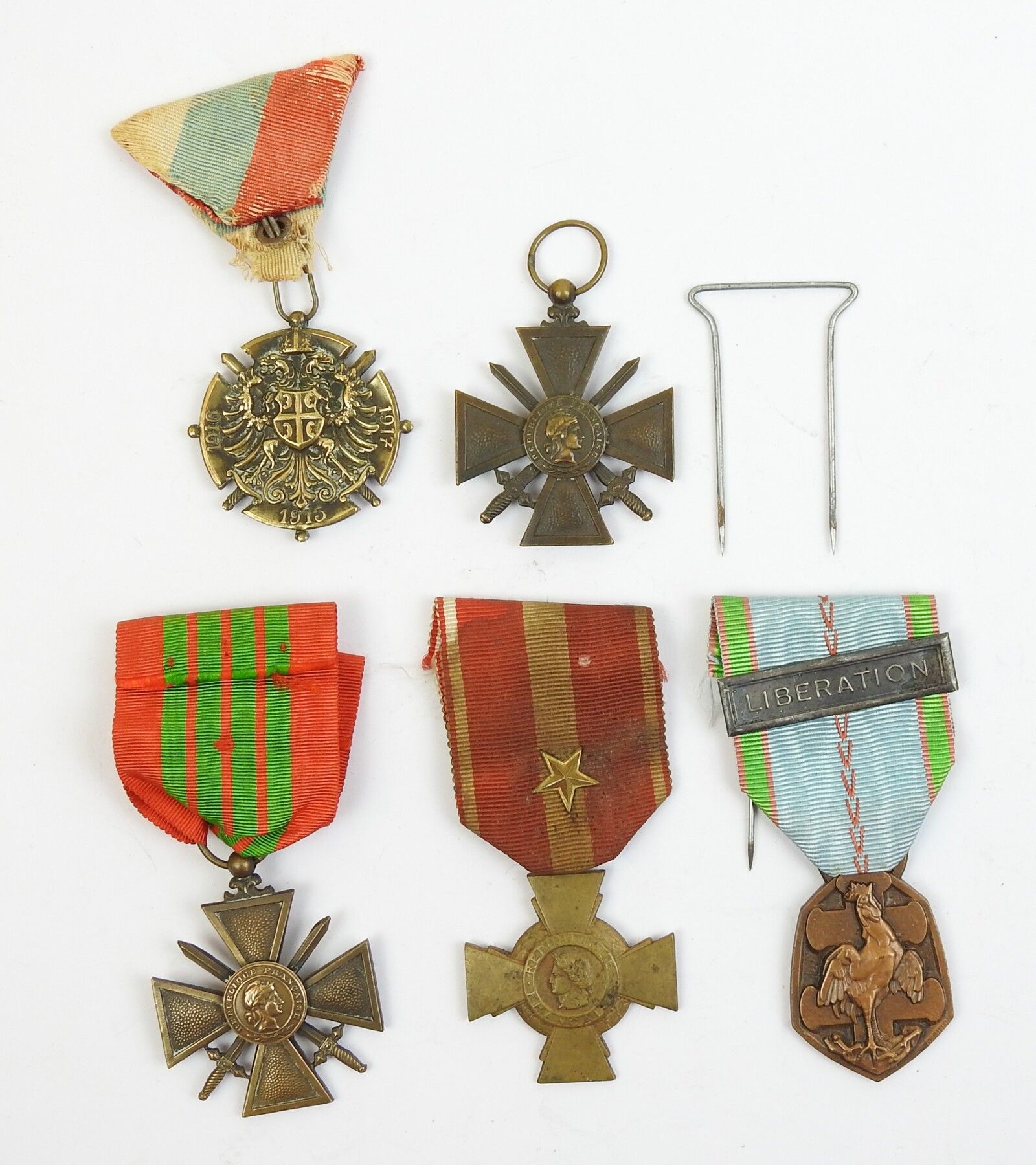 Null FRANCE. Lot de 5 médailles 1939-1940, croix de guerre 1939, commémorative 3&hellip;