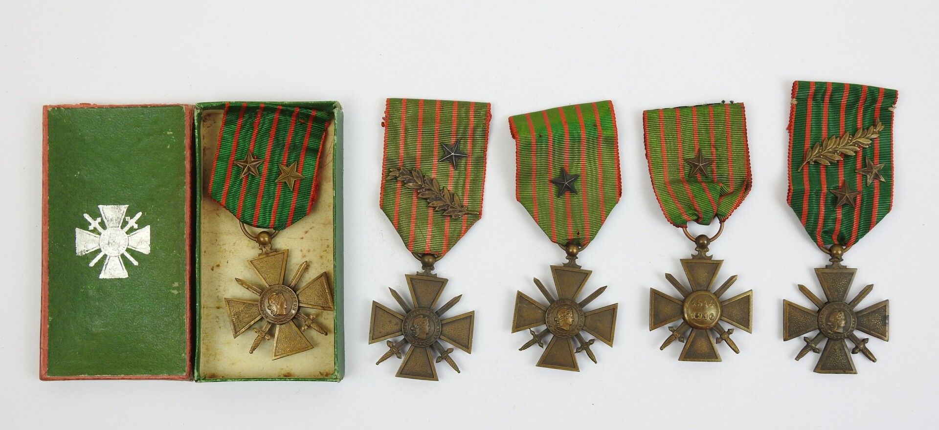 Null FRANCE. Suite de croix de guerre attribuées pendant le conflit, 2 ex. 14-18&hellip;