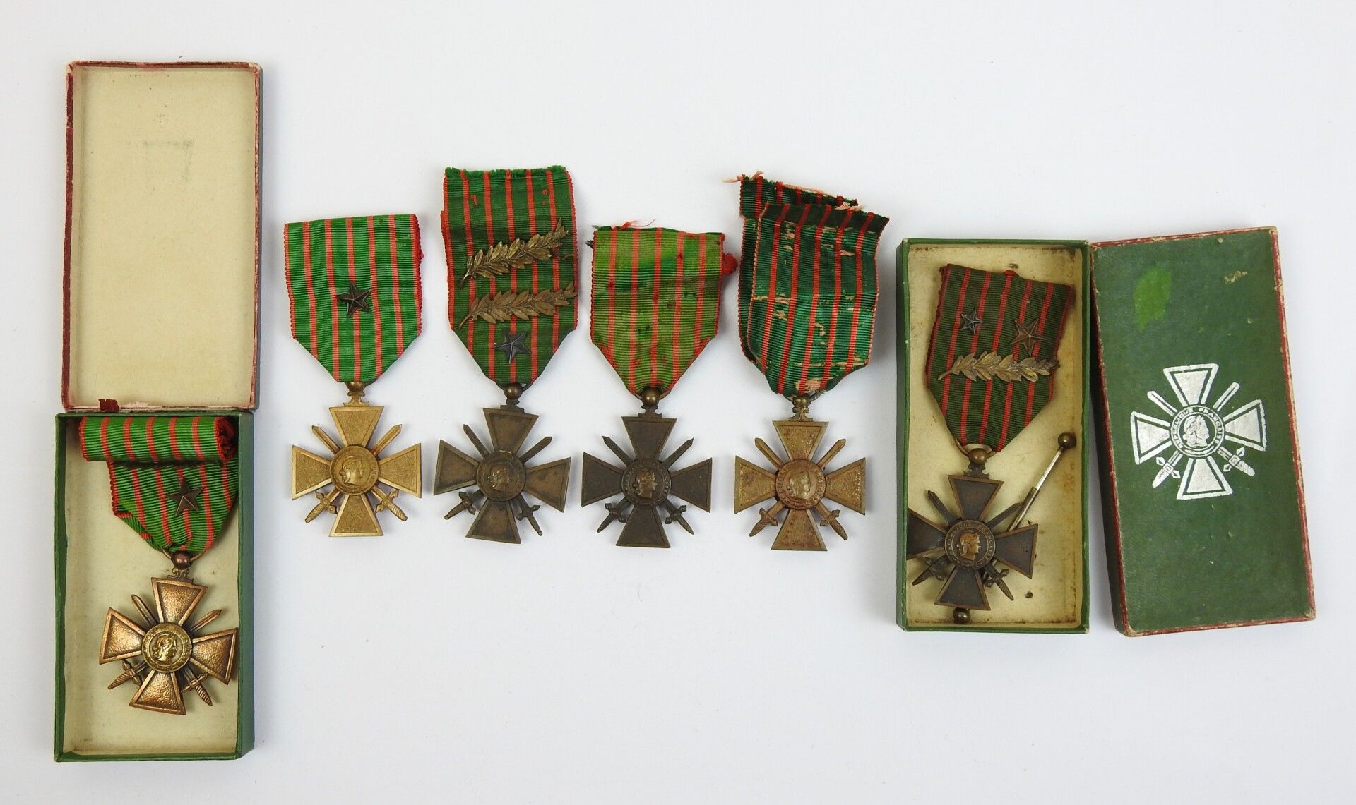 Null FRANCE. Suite de croix de guerre attribuées pendant le conflit, 3 ex. 14-18&hellip;