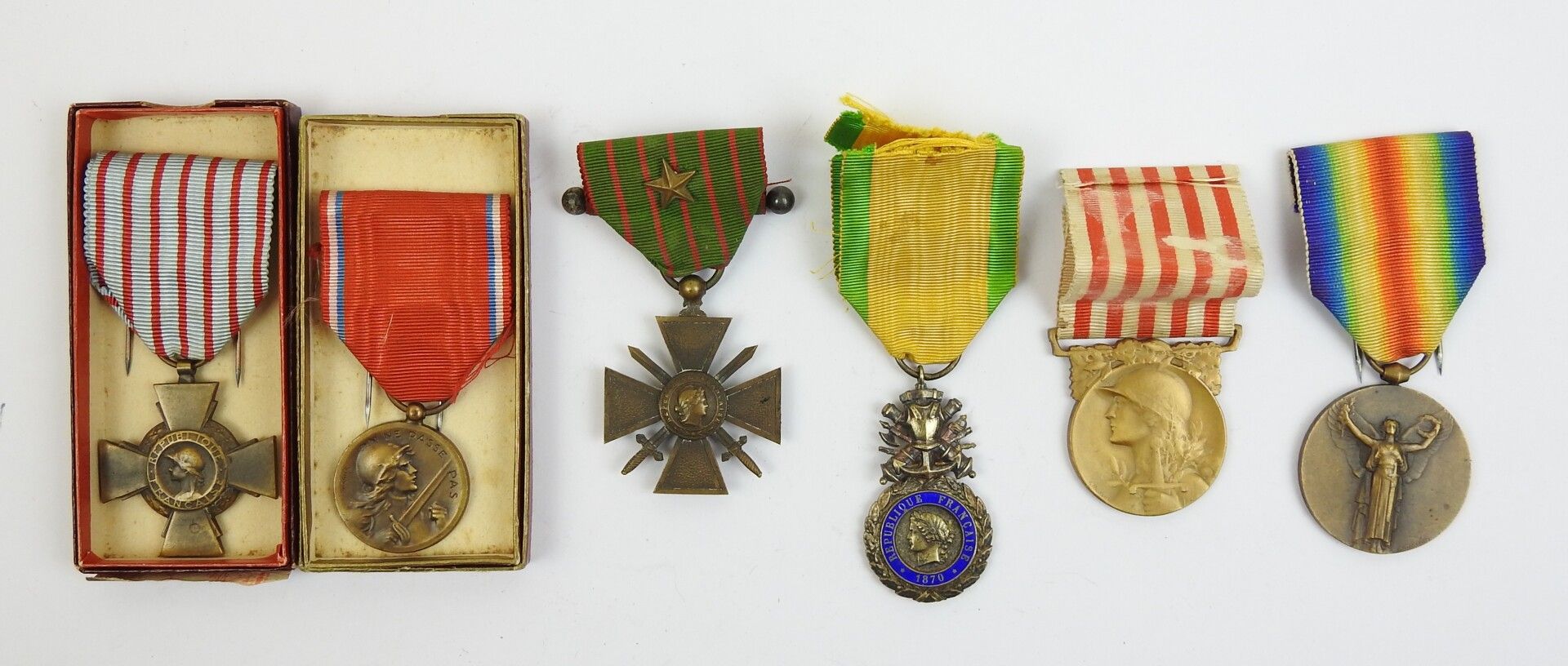Null FRANCE. Suite de 6 médailles 14-18, croix de guerre, médaille militaire, du&hellip;