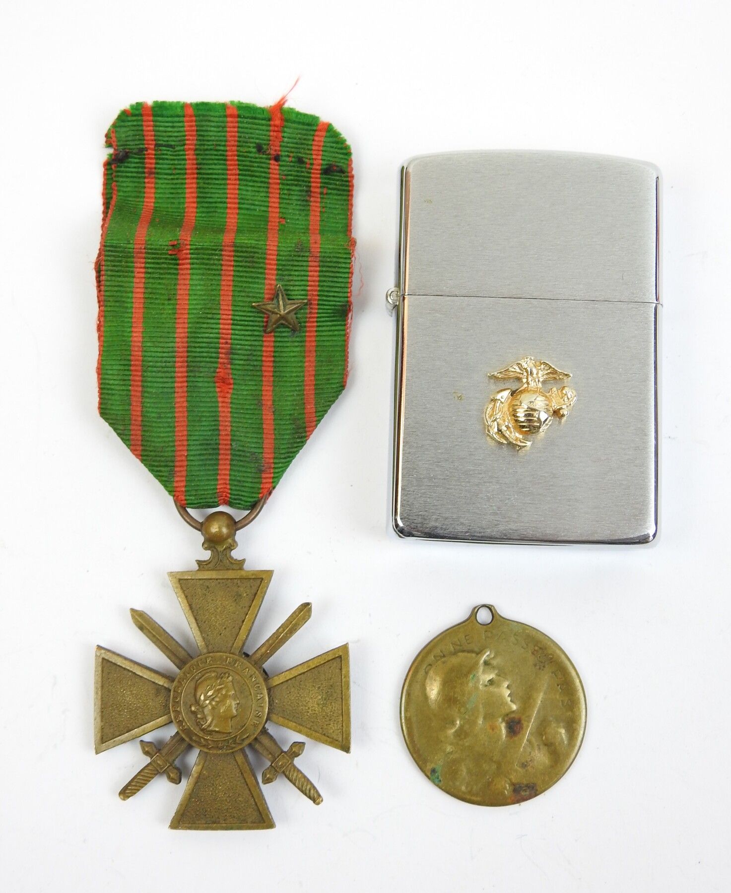 Null DIVERS. Lot composé d'une croix de guerre 1914-17, d'une médaille de Verdun&hellip;