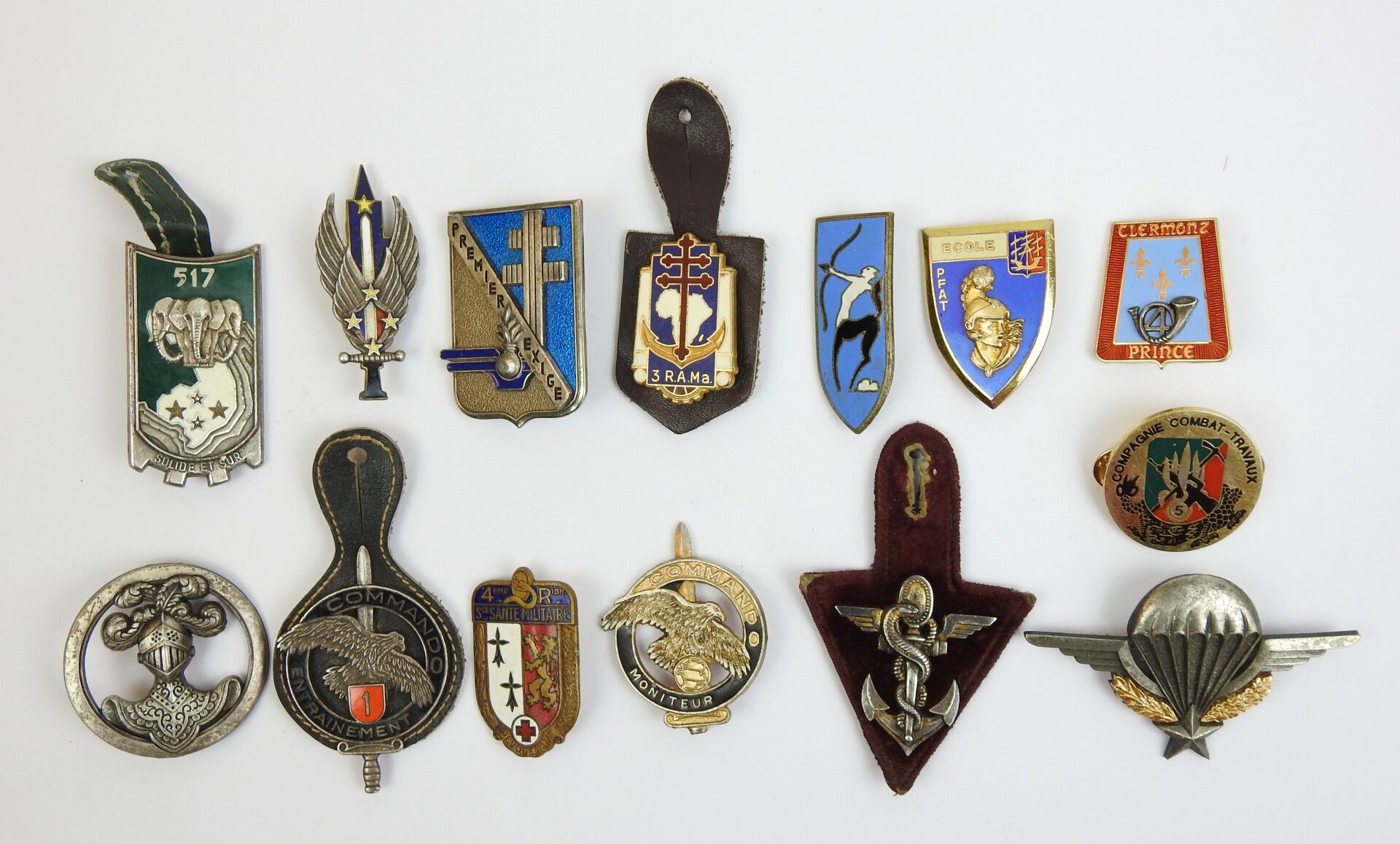 Null 
FRANCE. Lot de 14 insignes régimentaires divers, commando, brevet para, ma&hellip;