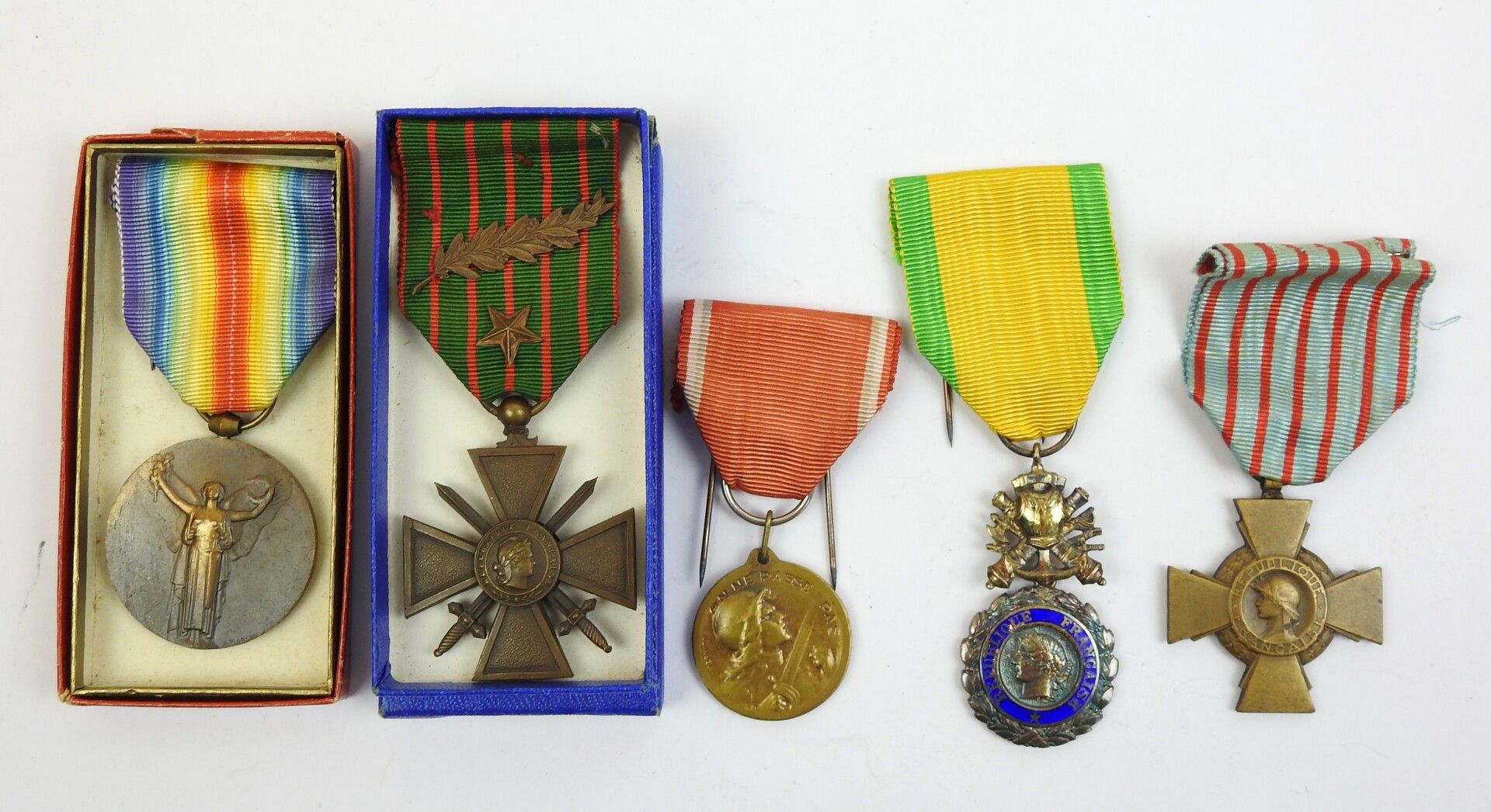 Null FRANCE. Suite de 5 médailles 14-18, croix de guerre en boite, médaille mili&hellip;
