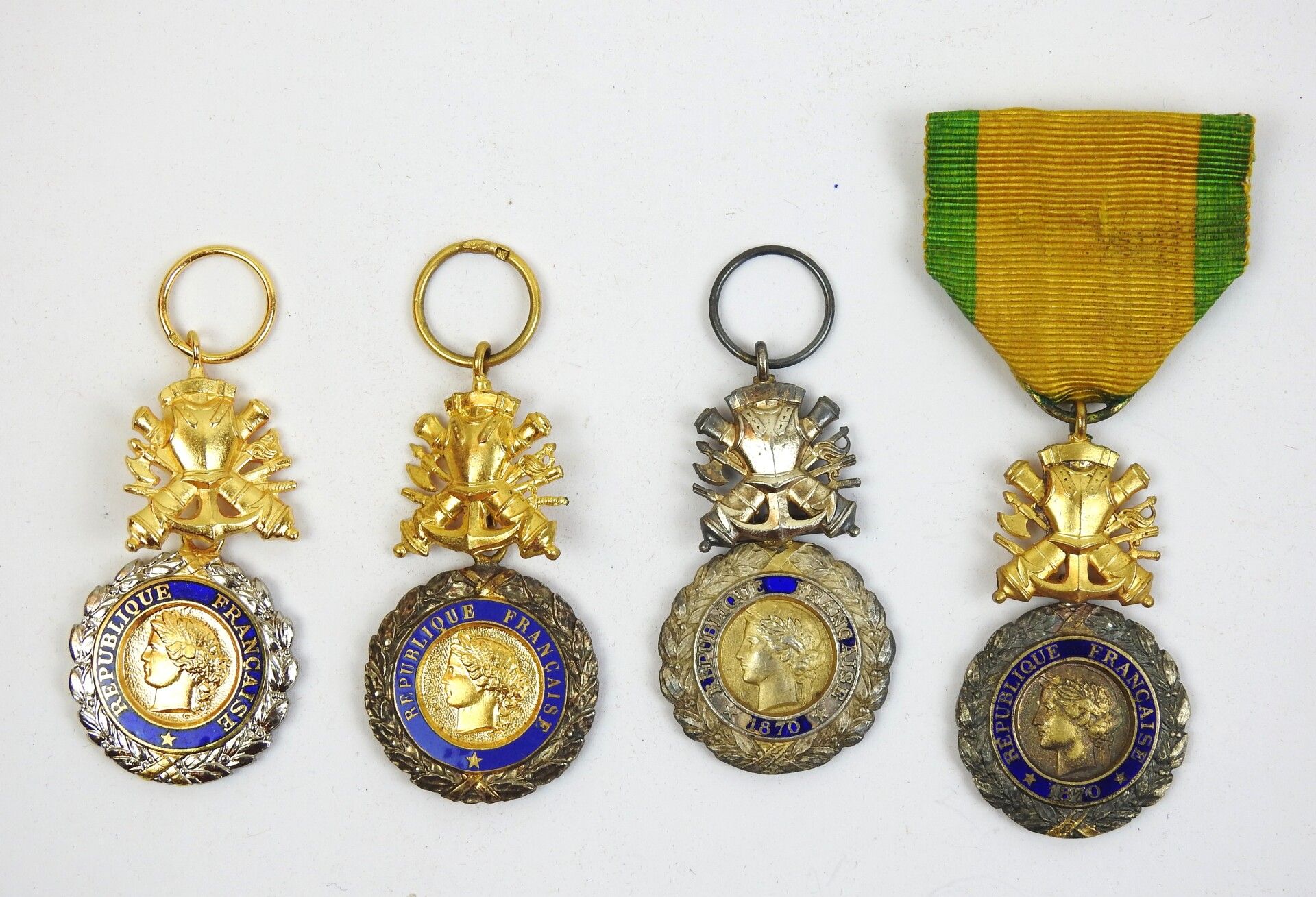 Null FRANCE. Suite de 4 médailles militaires dont une avec ruban. 3e République.&hellip;