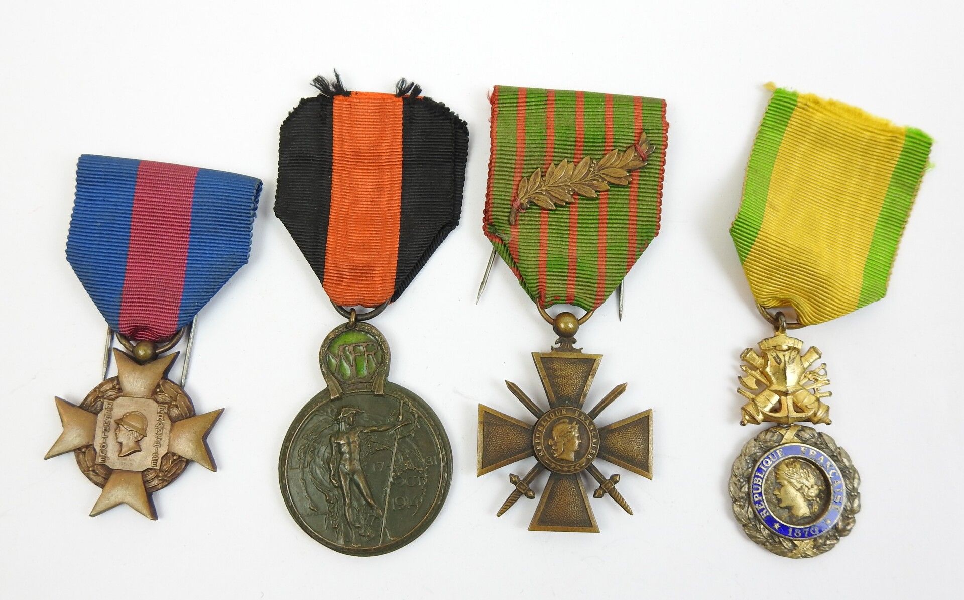 Null FRANCE. Ensemble de 4 décorations 14-18, croix de guerre 1914-16 avec palme&hellip;