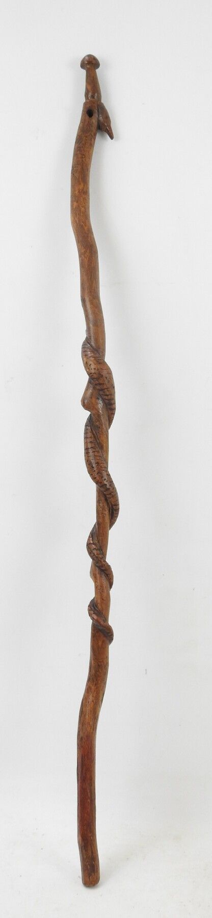 Null ART POPULAIRE : Canne en bois sculpté d'un serpent, et bec. Inscription gra&hellip;