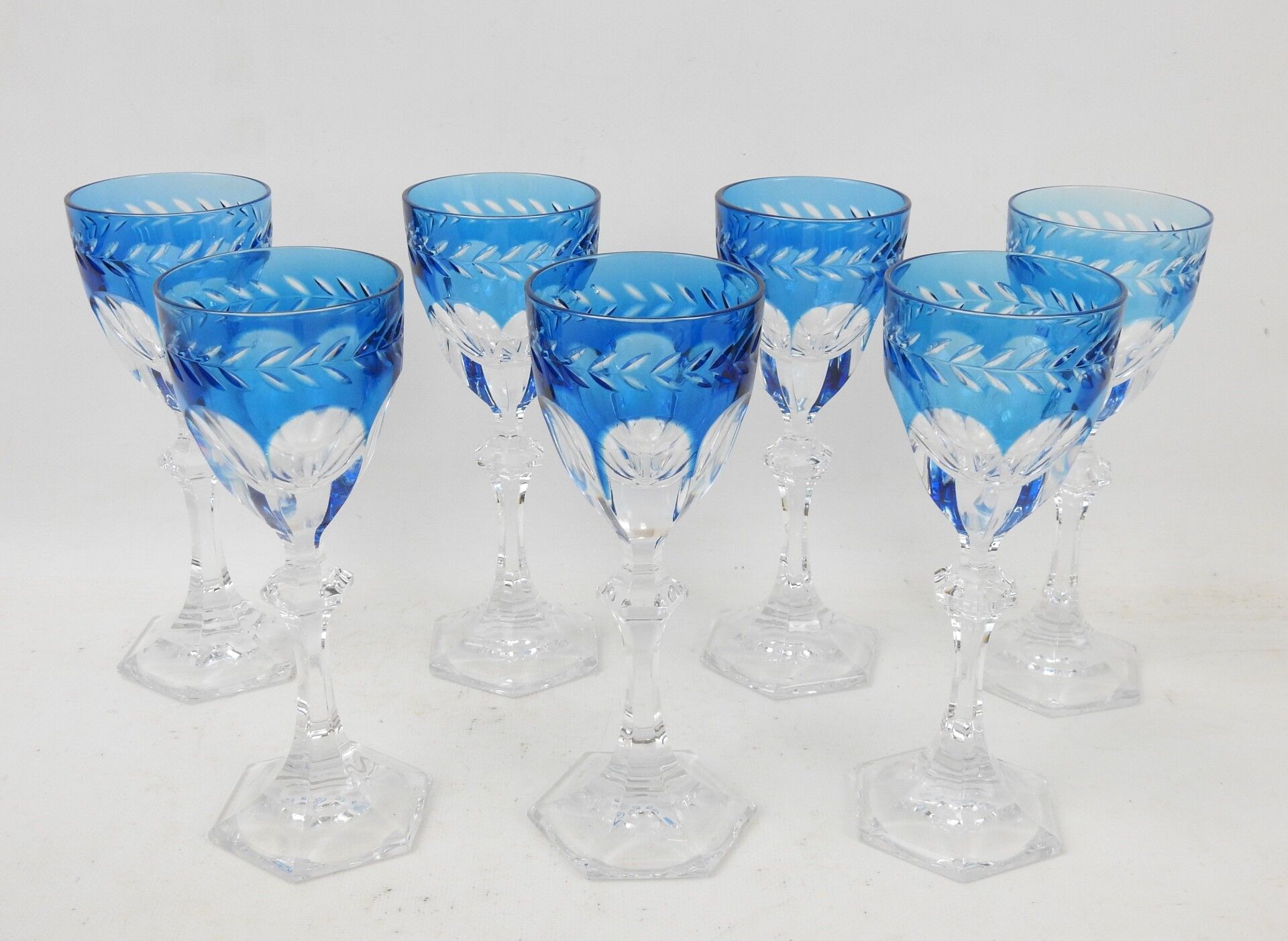 Null SEVRES : ensemble de 7 verres à pied en cristal teinté bleu. Haut.: 21 cm.